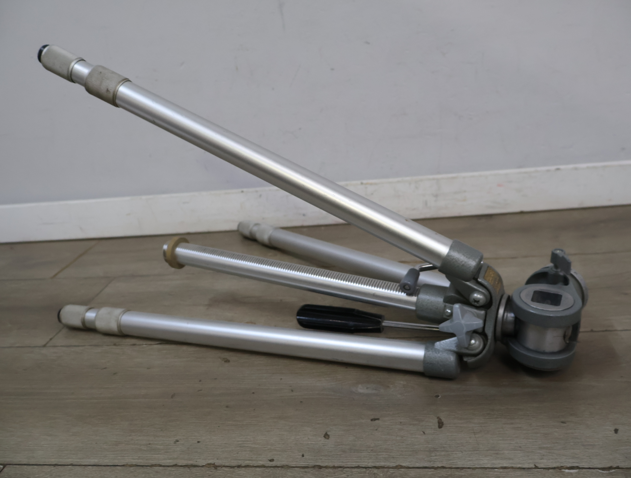 Aluminium camerastatief – foto 9 – kavel bij GSD Auctions, Zoeterwoude