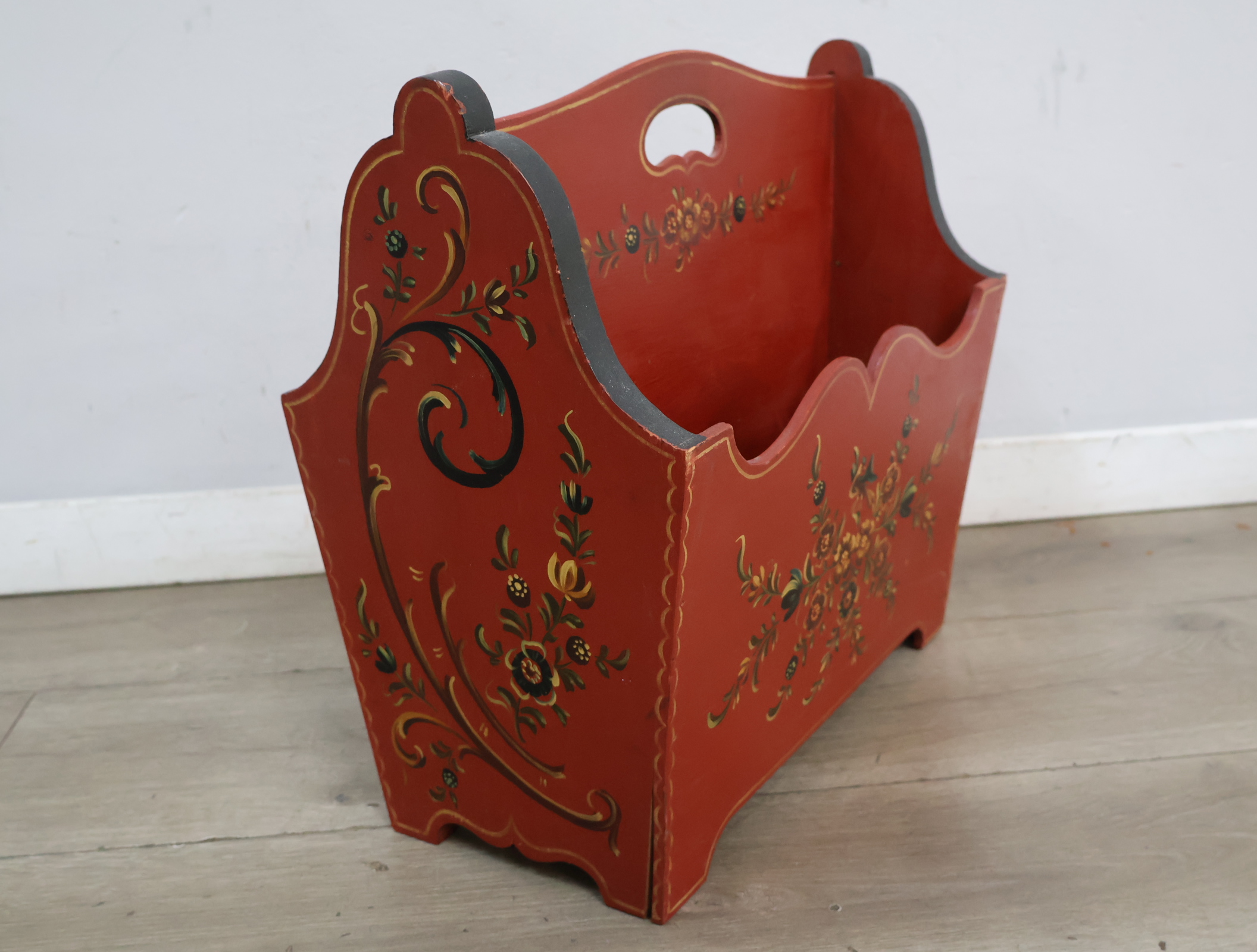 Houten tijdschrifthouder - Hindelooper – foto 3 – kavel bij GSD Auctions, Zoeterwoude