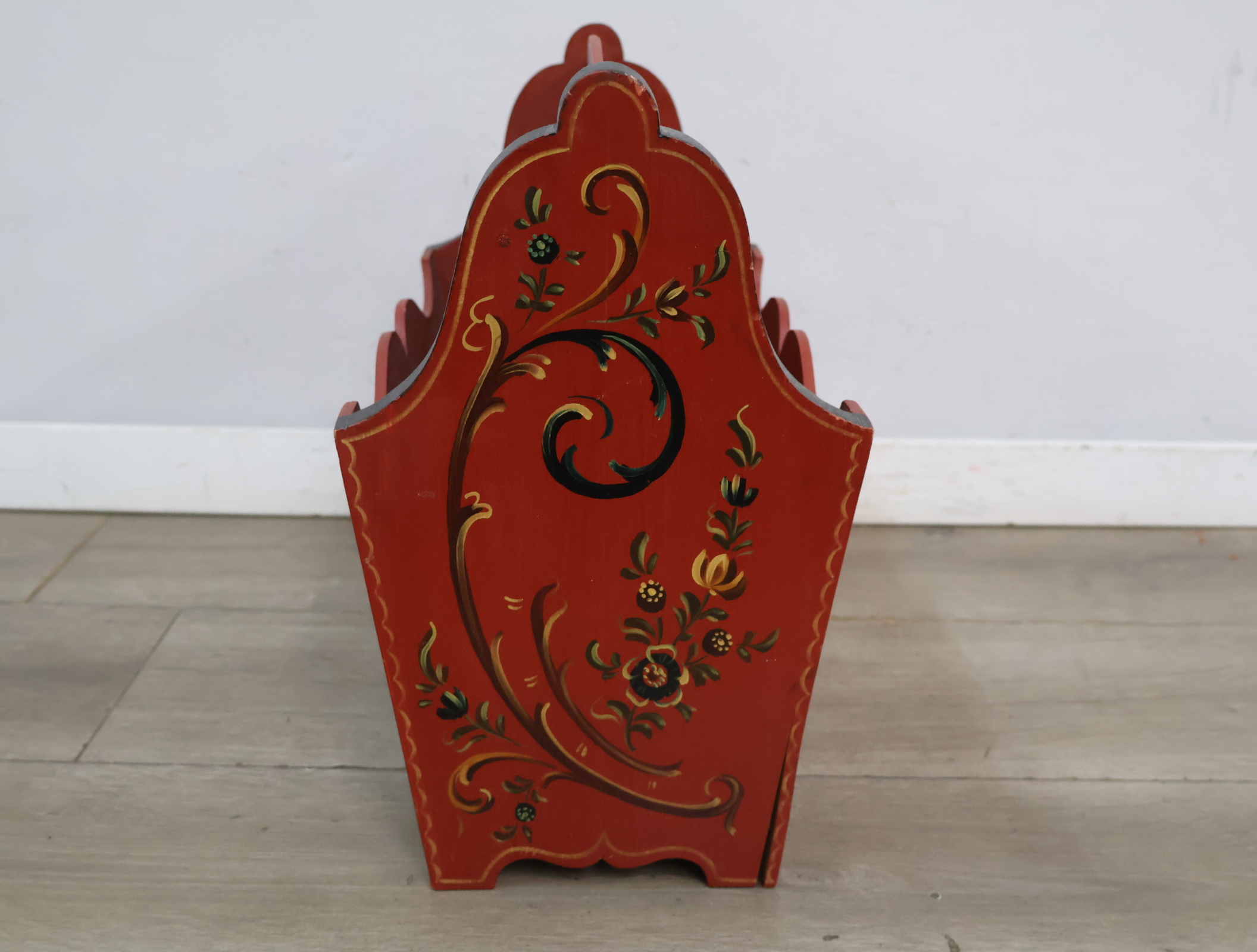 Houten tijdschrifthouder - Hindelooper – foto 4 – kavel bij GSD Auctions, Zoeterwoude