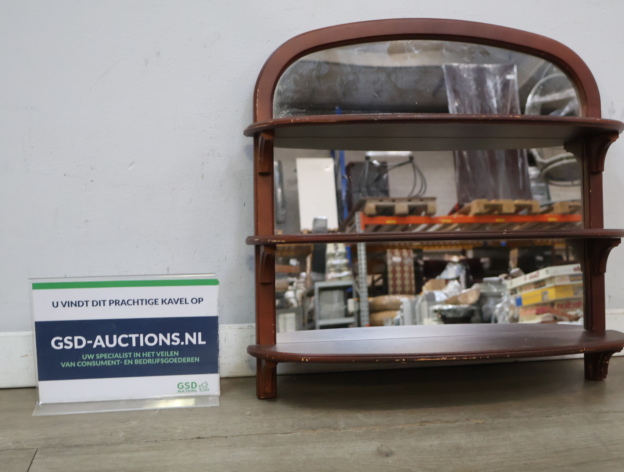Houten spiegel met drie planken – foto 2 – kavel bij GSD Auctions, Zoeterwoude