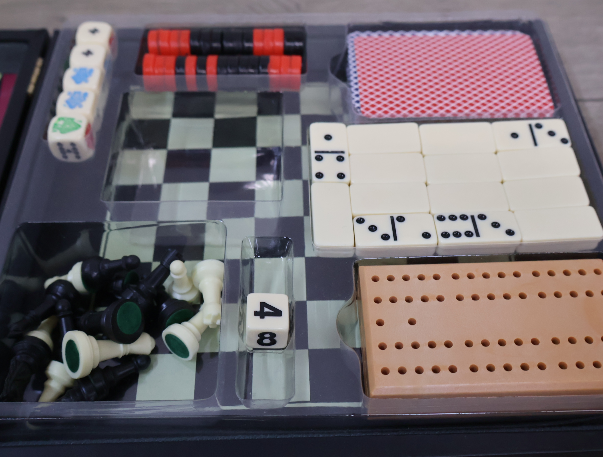 Spellen set met schaak, backgammon, domino en kaarten – foto 7 – kavel bij GSD Auctions, Zoeterwoude