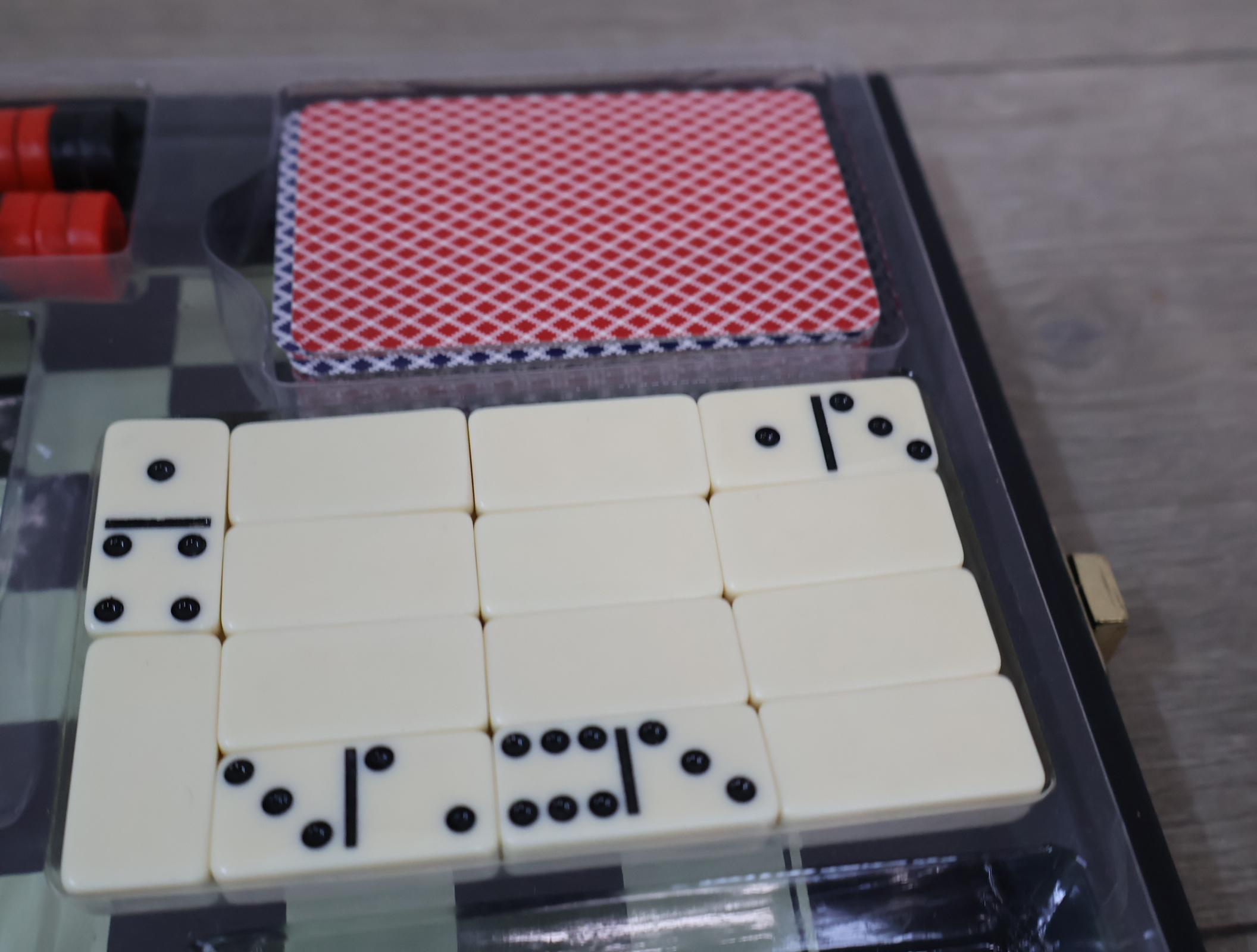 Spellen set met schaak, backgammon, domino en kaarten – foto 9 – kavel bij GSD Auctions, Zoeterwoude