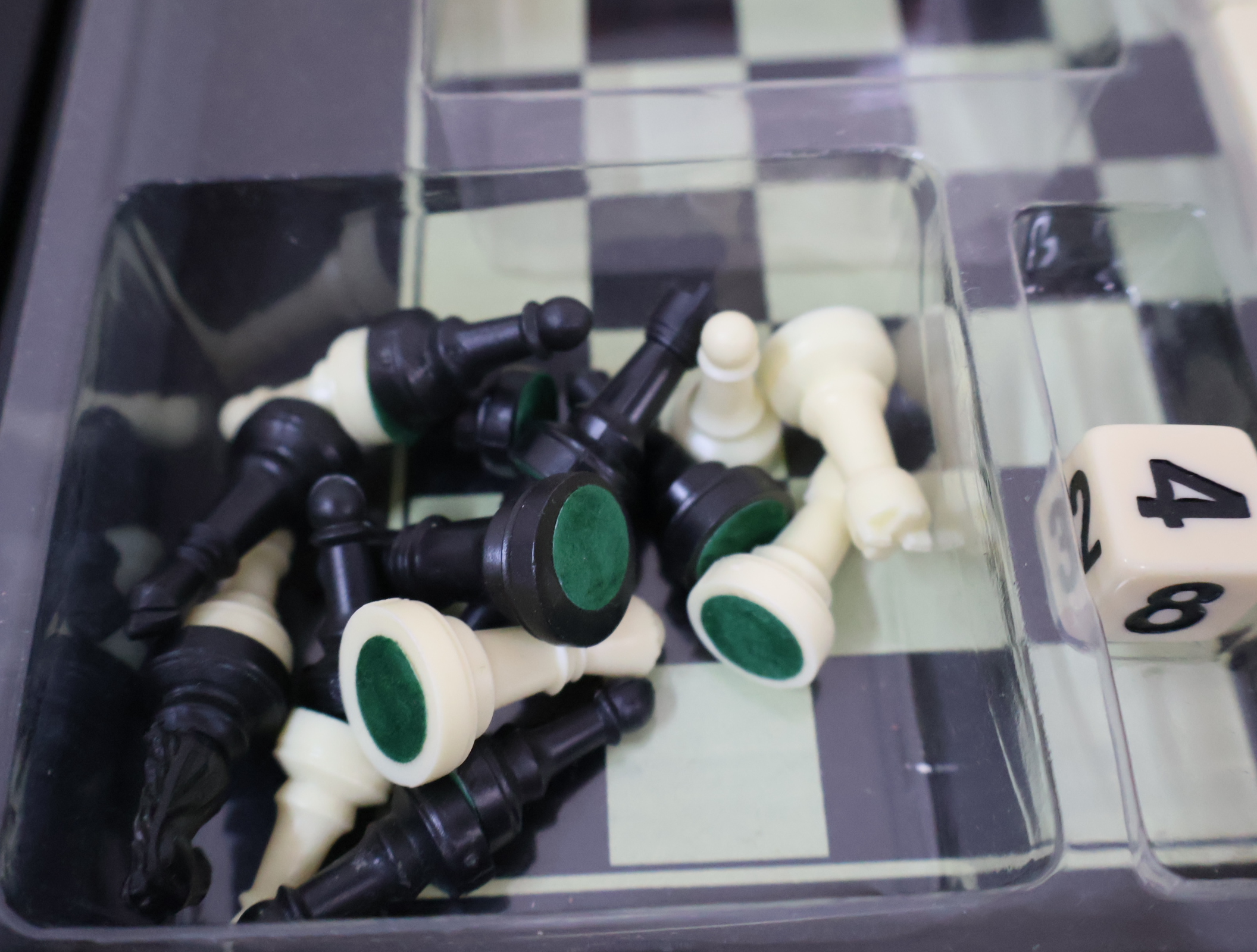 Spellen set met schaak, backgammon, domino en kaarten – foto 11 – kavel bij GSD Auctions, Zoeterwoude