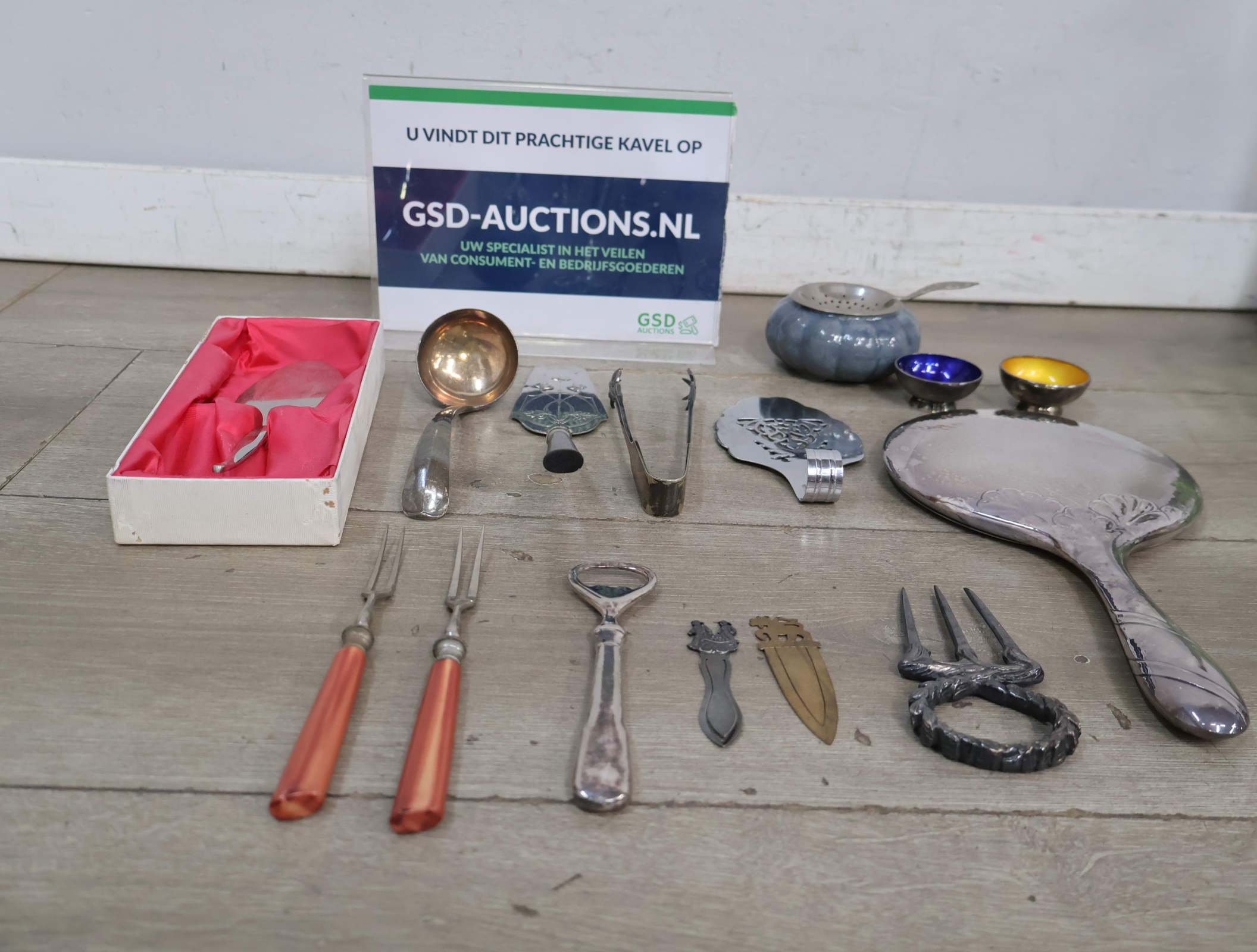 Set zilverkleurig serveerbestek en keukengerei – foto 2 – kavel bij GSD Auctions, Zoeterwoude