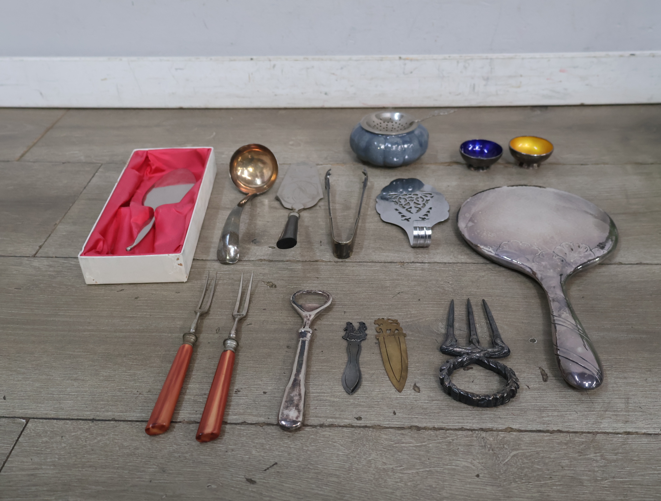 Set zilverkleurig serveerbestek en keukengerei – foto 3 – kavel bij GSD Auctions, Zoeterwoude
