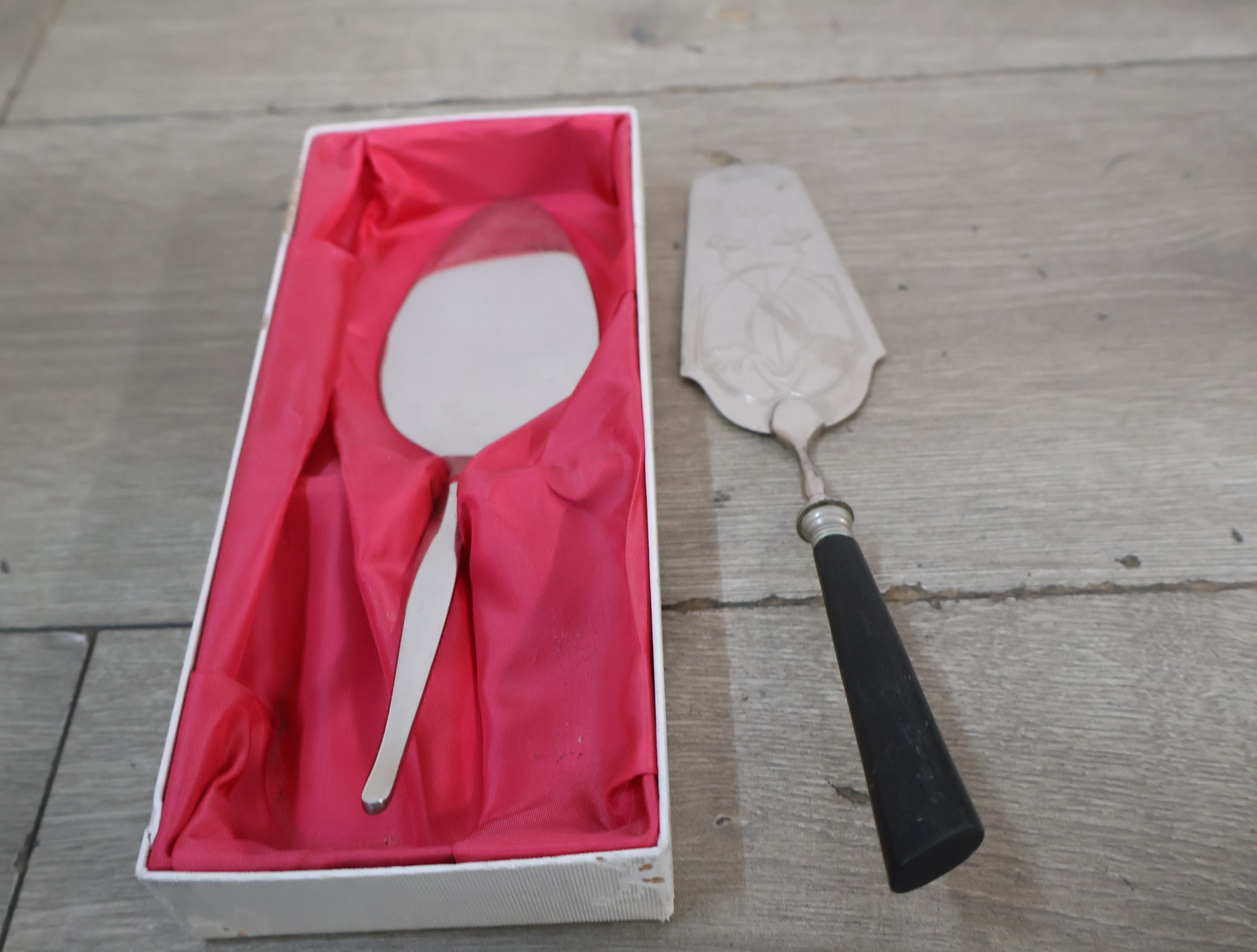Set zilverkleurig serveerbestek en keukengerei – foto 8 – kavel bij GSD Auctions, Zoeterwoude