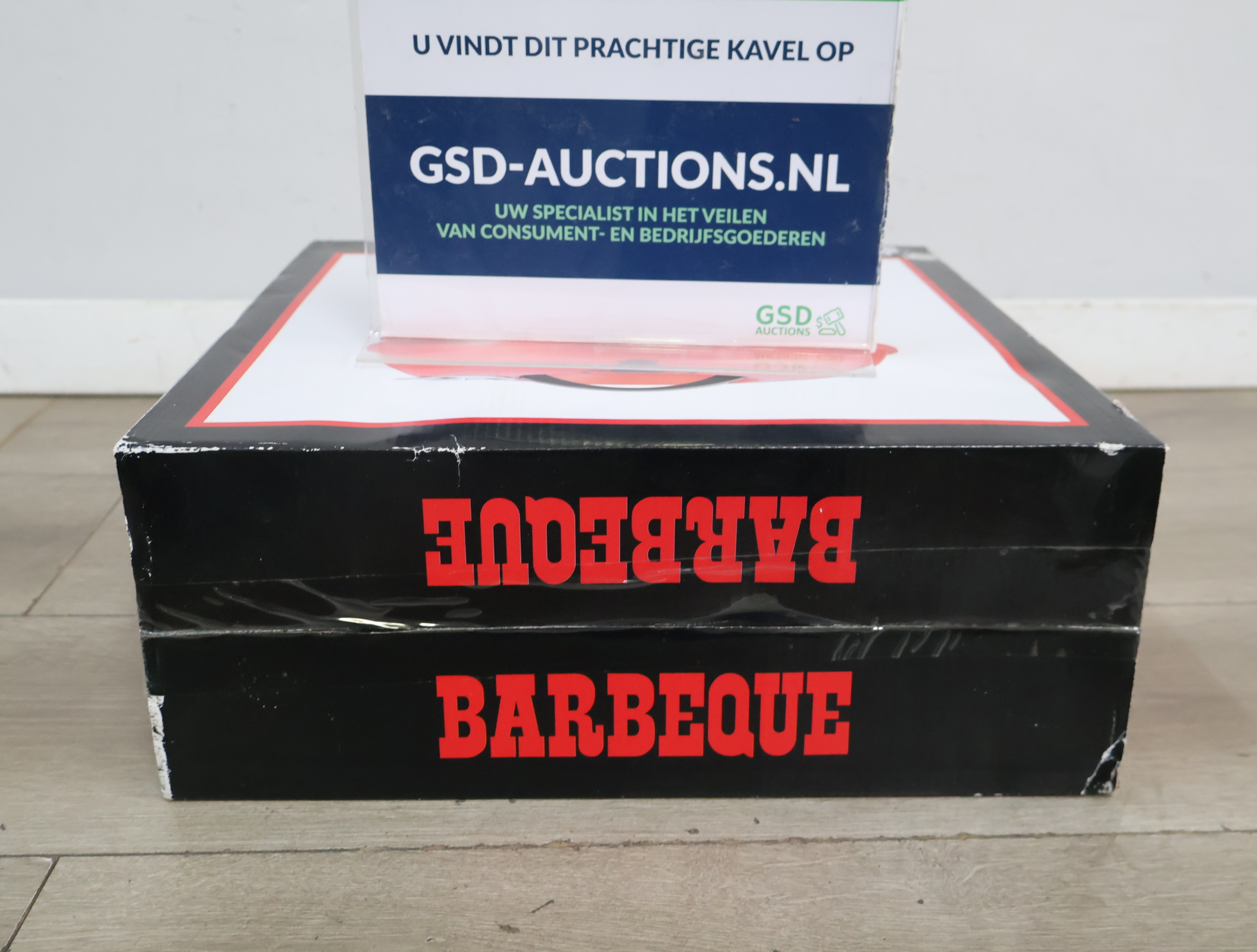 Ronde barbecue met rode deksel – foto 2 – kavel bij GSD Auctions, Zoeterwoude