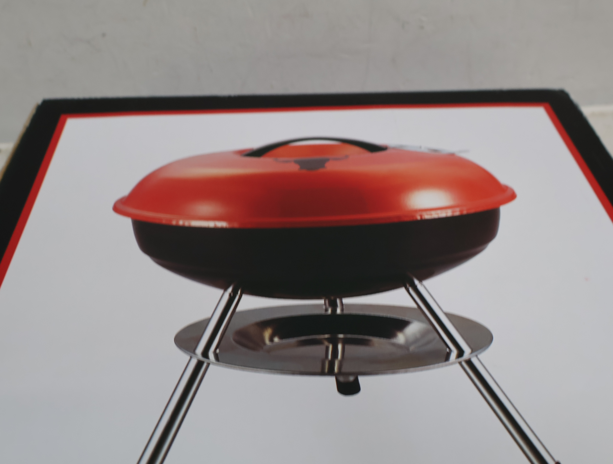Ronde barbecue met rode deksel – foto 7 – kavel bij GSD Auctions, Zoeterwoude