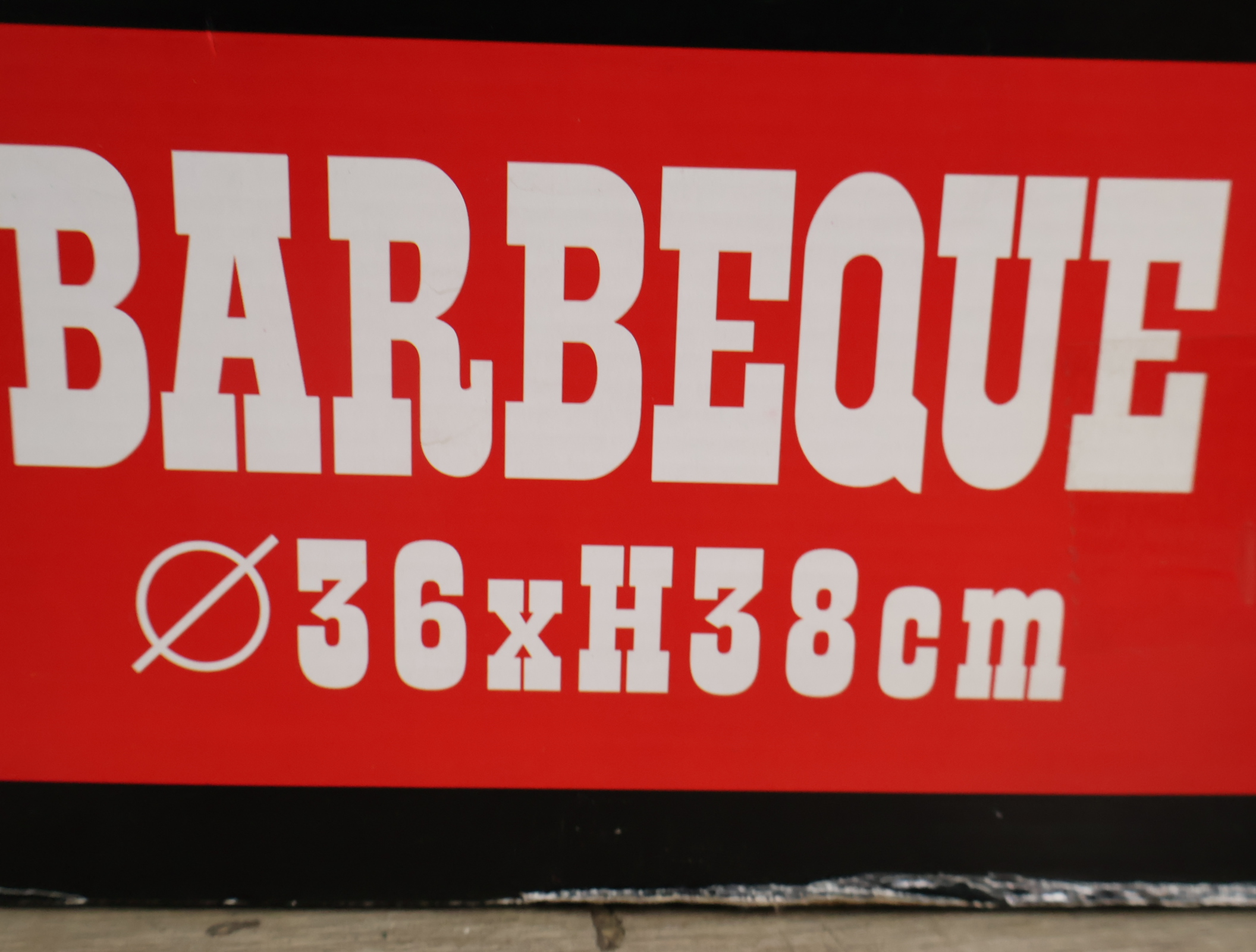 Ronde barbecue met rode deksel – foto 11 – kavel bij GSD Auctions, Zoeterwoude