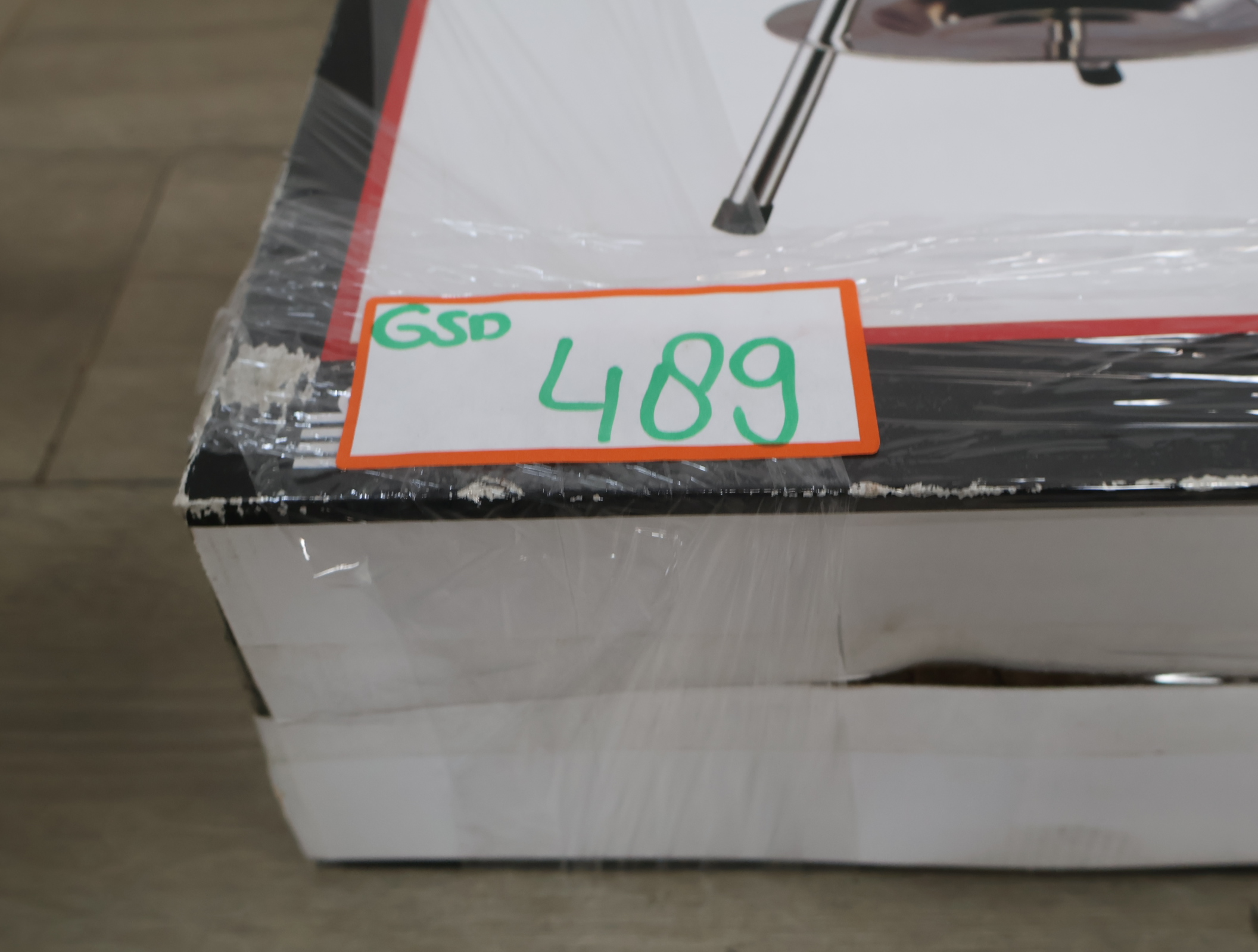 Ronde barbecue met rode deksel – foto 13 – kavel bij GSD Auctions, Zoeterwoude