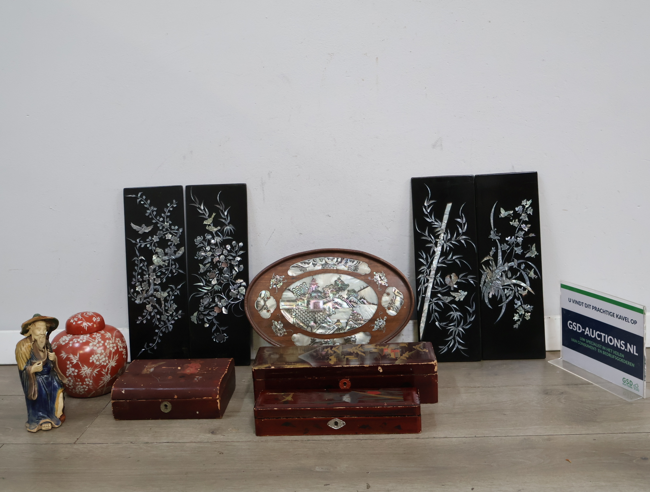 Aziatisch decoratief houten kistje, bord en wandpanelen – kavel bij GSD Auctions, Zoeterwoude