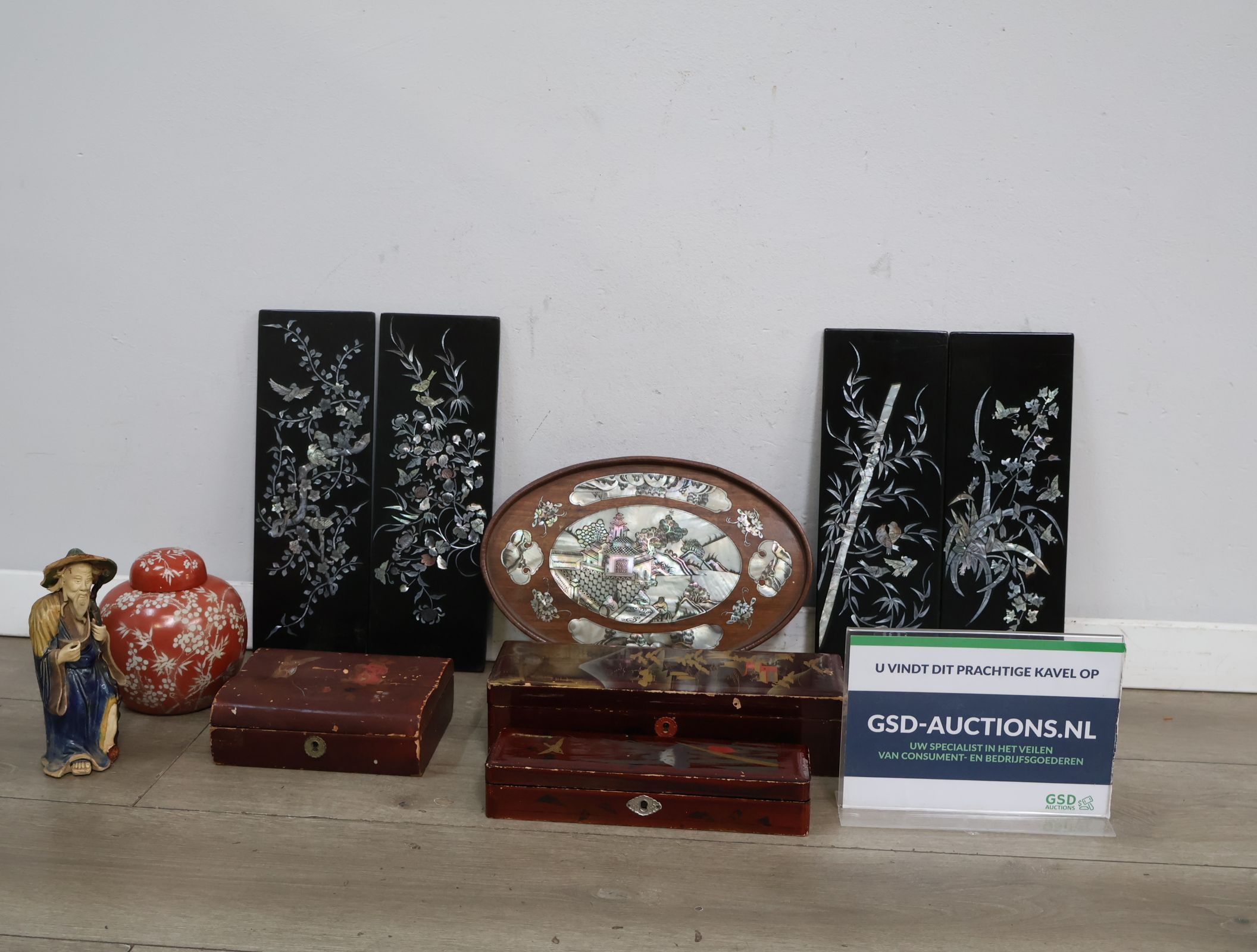 Aziatisch decoratief houten kistje, bord en wandpanelen – foto 2 – kavel bij GSD Auctions, Zoeterwoude