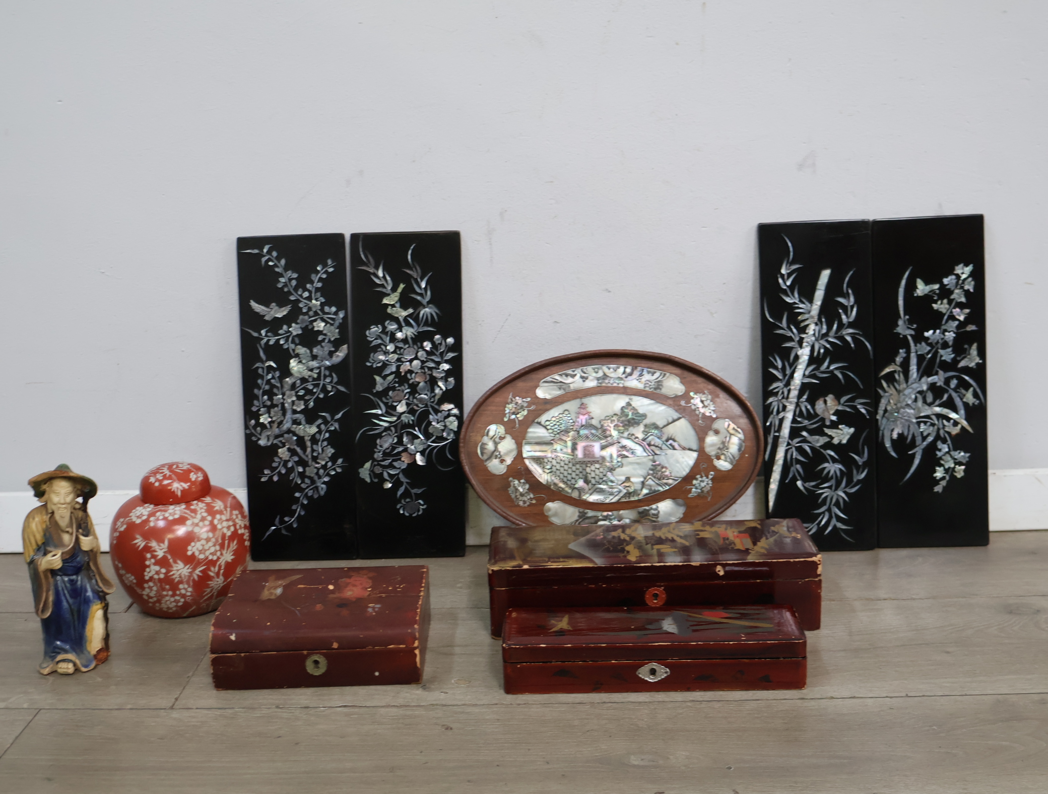 Aziatisch decoratief houten kistje, bord en wandpanelen – foto 3 – kavel bij GSD Auctions, Zoeterwoude