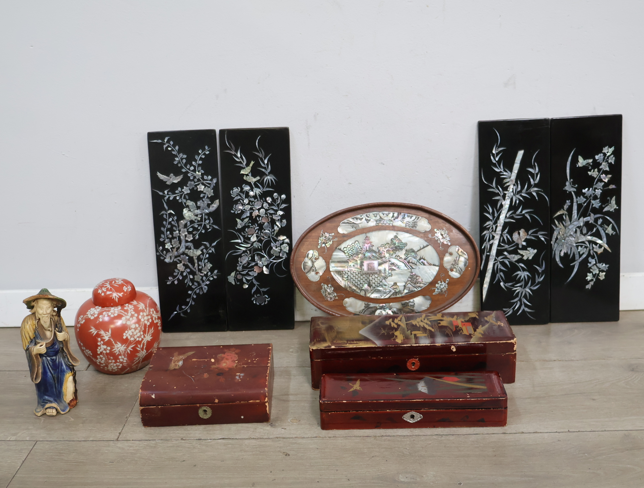 Aziatisch decoratief houten kistje, bord en wandpanelen – foto 4 – kavel bij GSD Auctions, Zoeterwoude