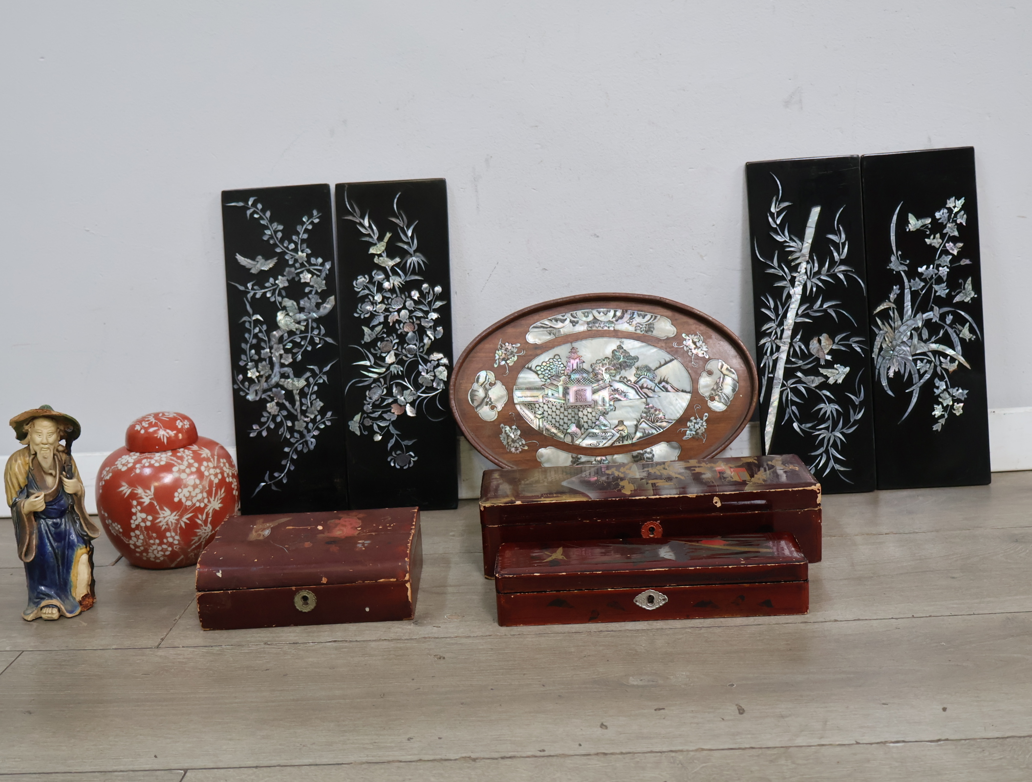Aziatisch decoratief houten kistje, bord en wandpanelen – foto 5 – kavel bij GSD Auctions, Zoeterwoude