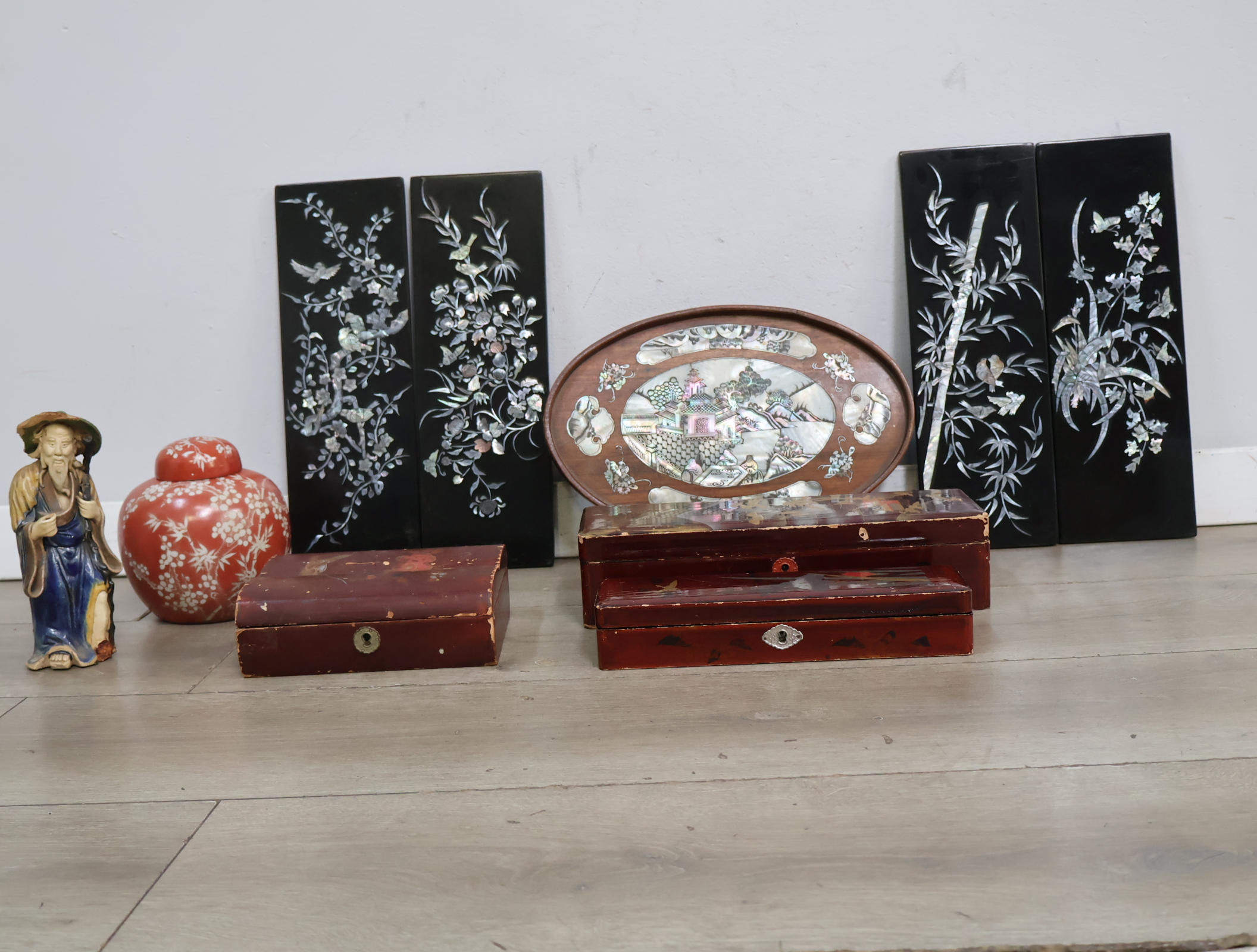 Aziatisch decoratief houten kistje, bord en wandpanelen – foto 6 – kavel bij GSD Auctions, Zoeterwoude