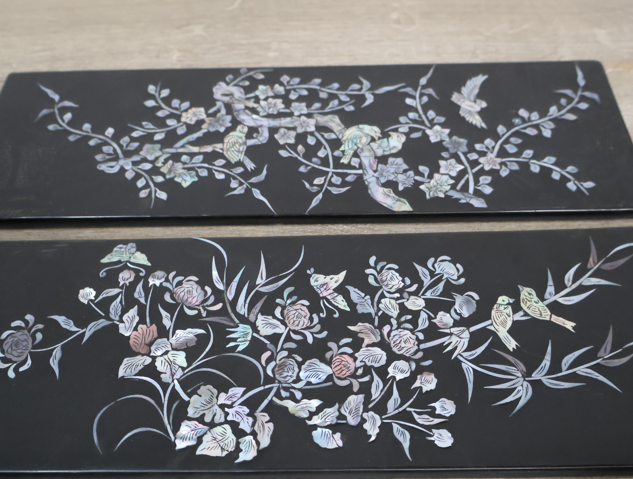 Aziatisch decoratief houten kistje, bord en wandpanelen – foto 18 – kavel bij GSD Auctions, Zoeterwoude