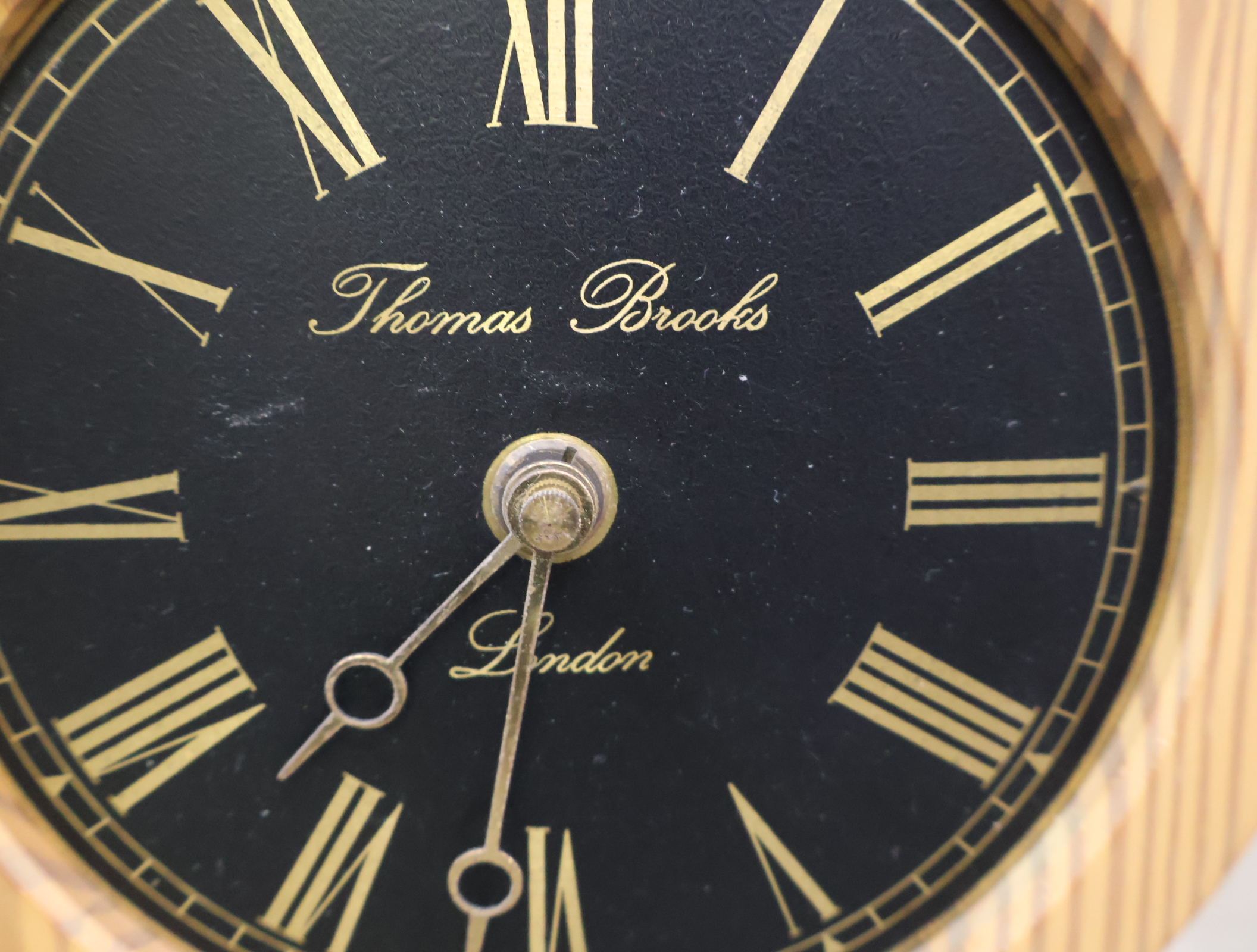Thomas Brooks houten tafelklok – foto 9 – kavel bij GSD Auctions, Zoeterwoude