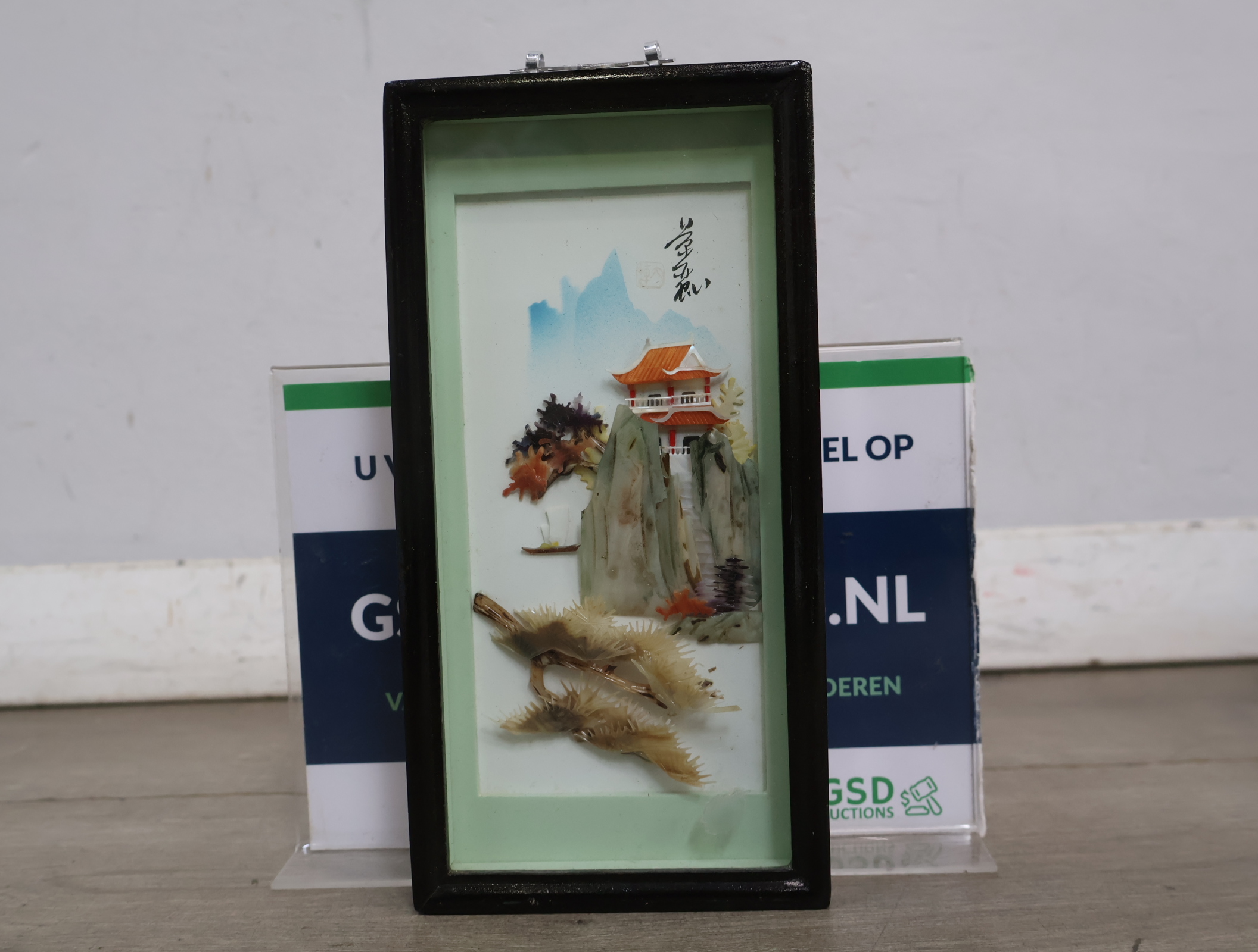 Chinees ingelijst reliëf lijstje met tempel en landschap – foto 2 – kavel bij GSD Auctions, Zoeterwoude
