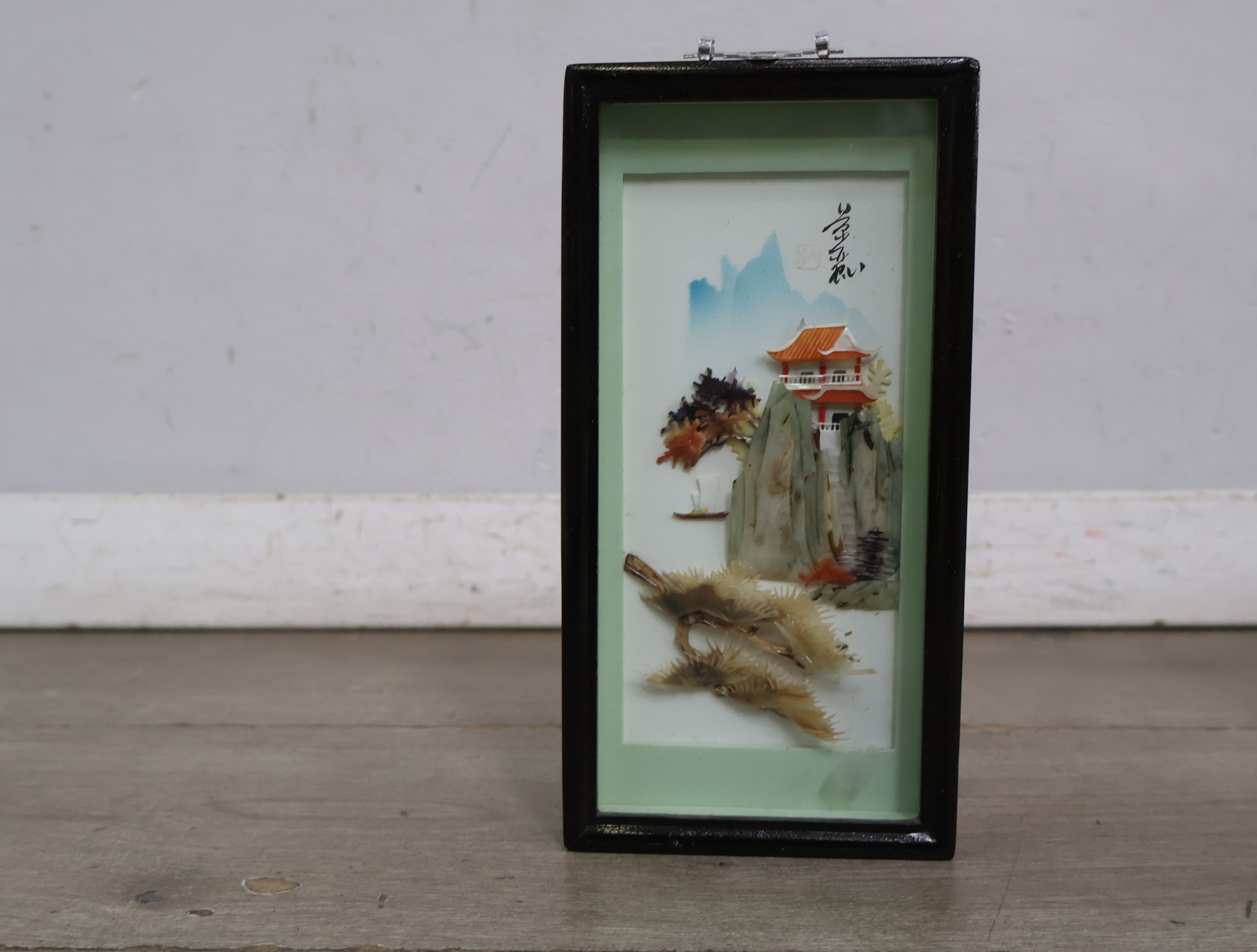 Chinees ingelijst reliëf lijstje met tempel en landschap – foto 3 – kavel bij GSD Auctions, Zoeterwoude