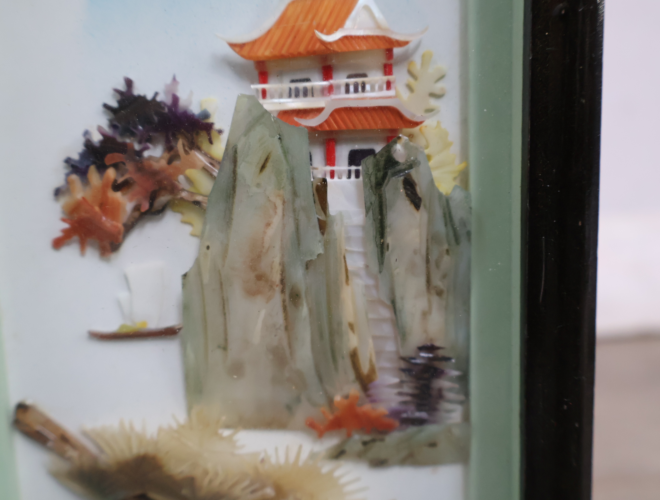 Chinees ingelijst reliëf lijstje met tempel en landschap – foto 6 – kavel bij GSD Auctions, Zoeterwoude