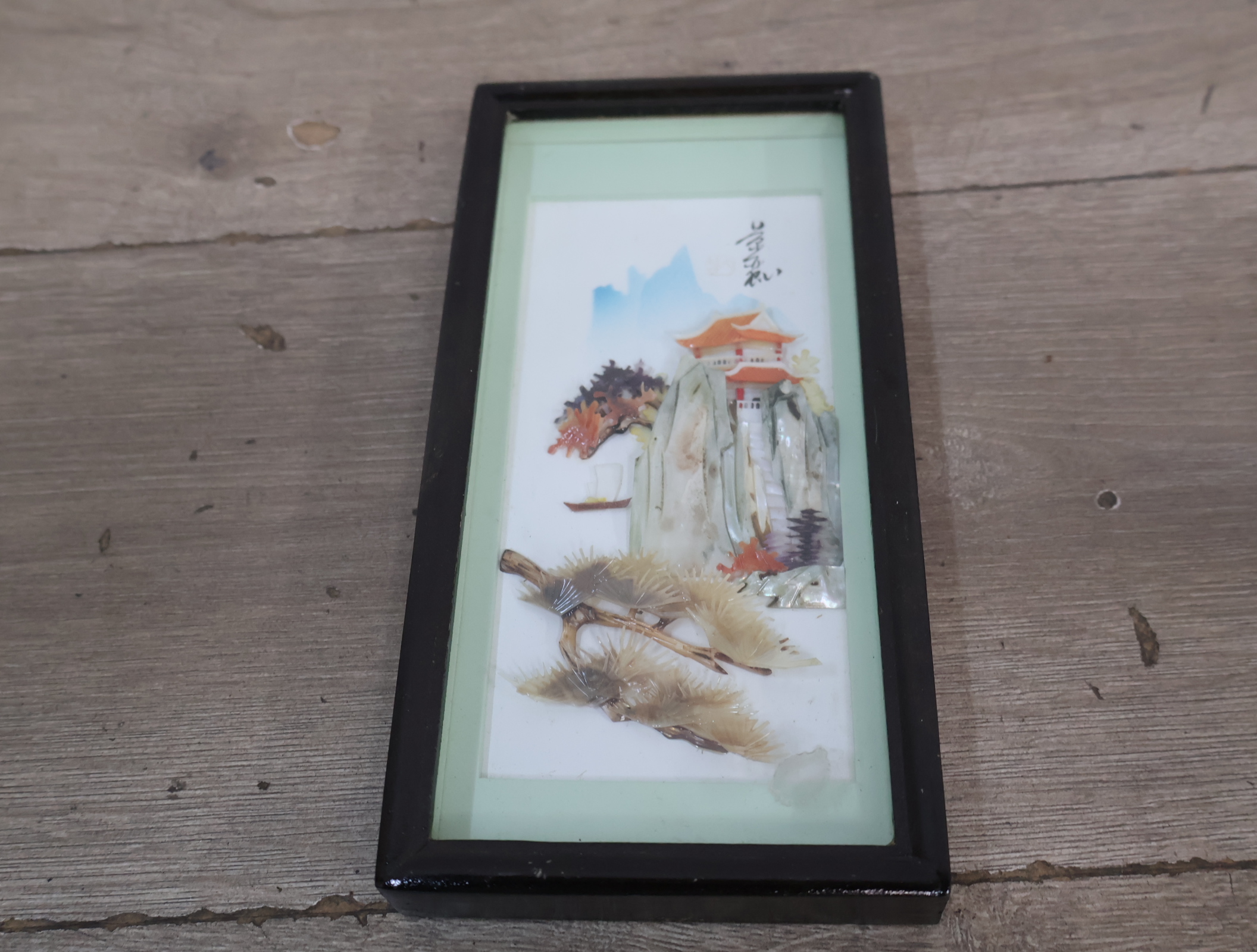 Chinees ingelijst reliëf lijstje met tempel en landschap – foto 9 – kavel bij GSD Auctions, Zoeterwoude