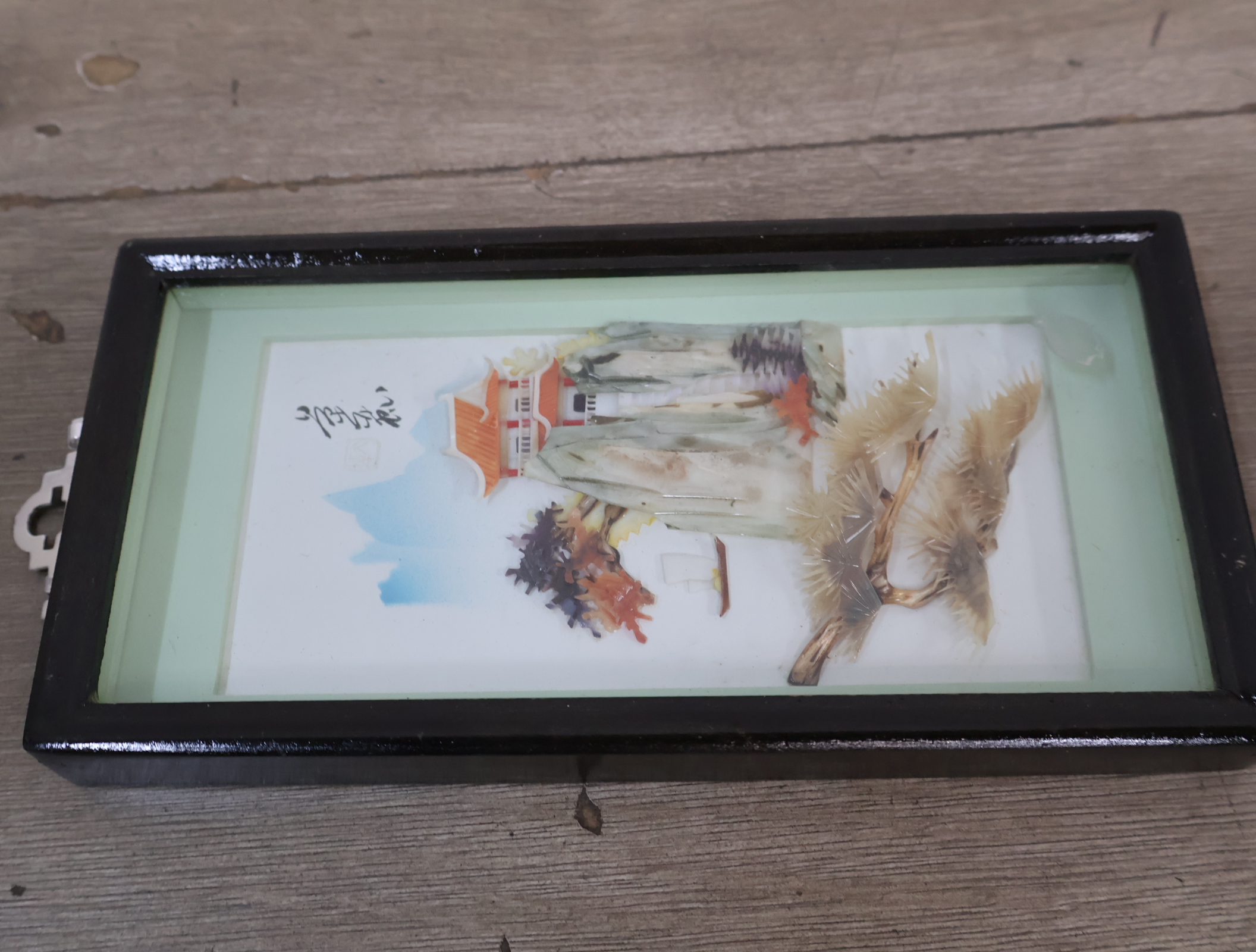 Chinees ingelijst reliëf lijstje met tempel en landschap – foto 10 – kavel bij GSD Auctions, Zoeterwoude