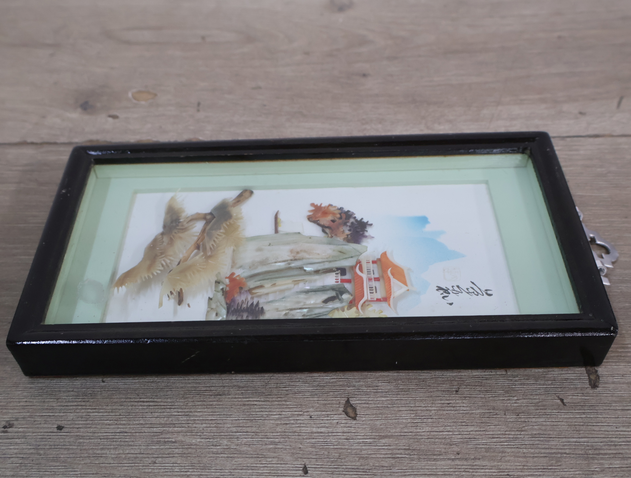 Chinees ingelijst reliëf lijstje met tempel en landschap – foto 11 – kavel bij GSD Auctions, Zoeterwoude