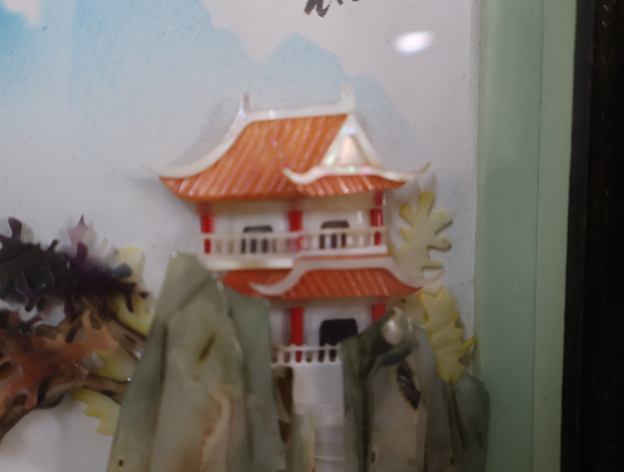 Chinees ingelijst reliëf lijstje met tempel en landschap – foto 12 – kavel bij GSD Auctions, Zoeterwoude