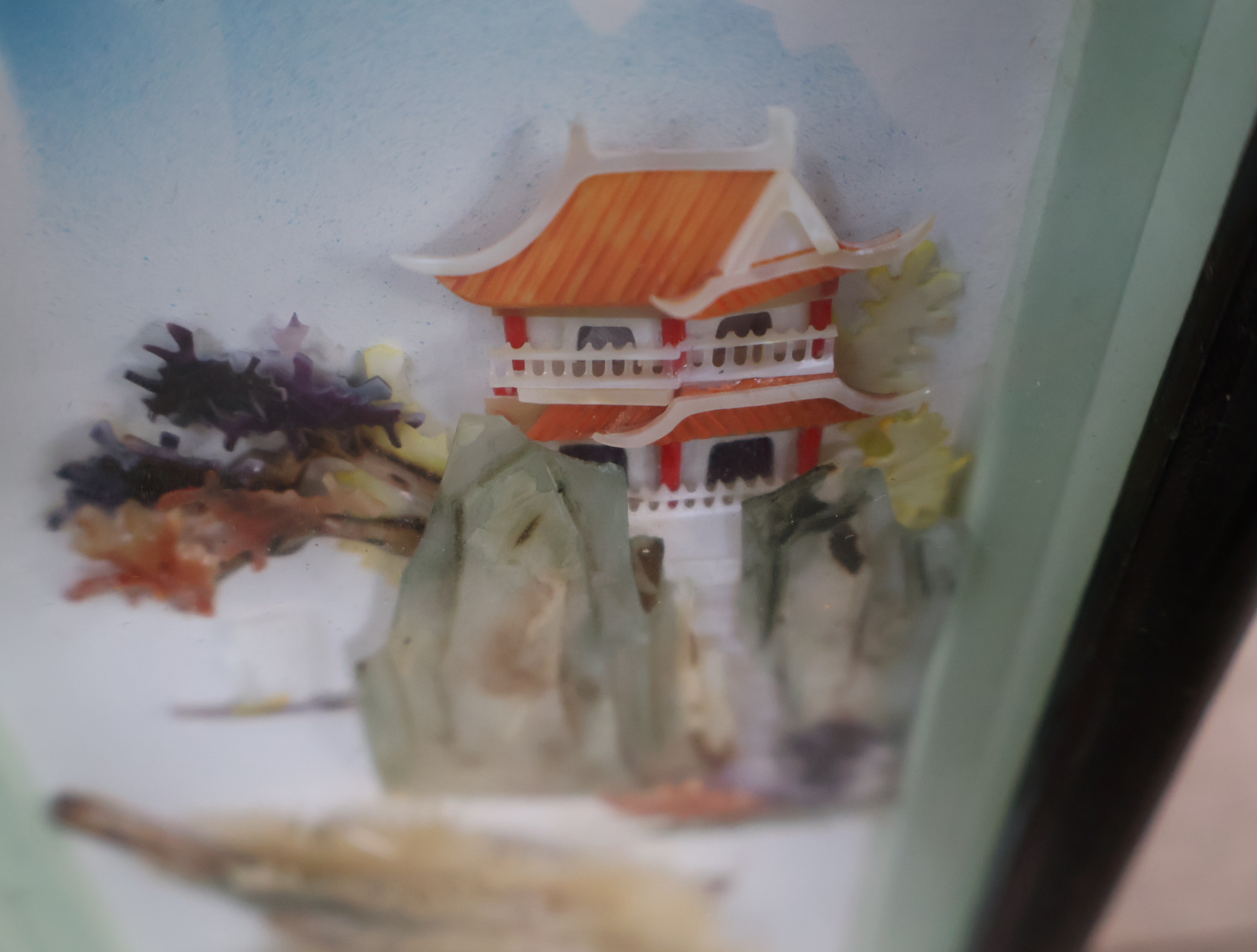 Chinees ingelijst reliëf lijstje met tempel en landschap – foto 14 – kavel bij GSD Auctions, Zoeterwoude