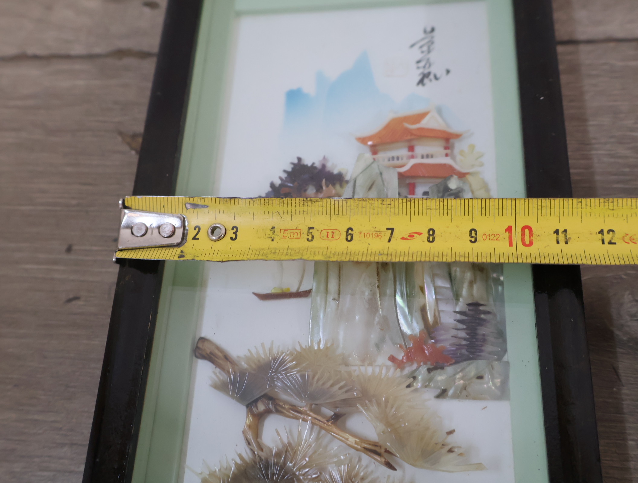 Chinees ingelijst reliëf lijstje met tempel en landschap – foto 18 – kavel bij GSD Auctions, Zoeterwoude