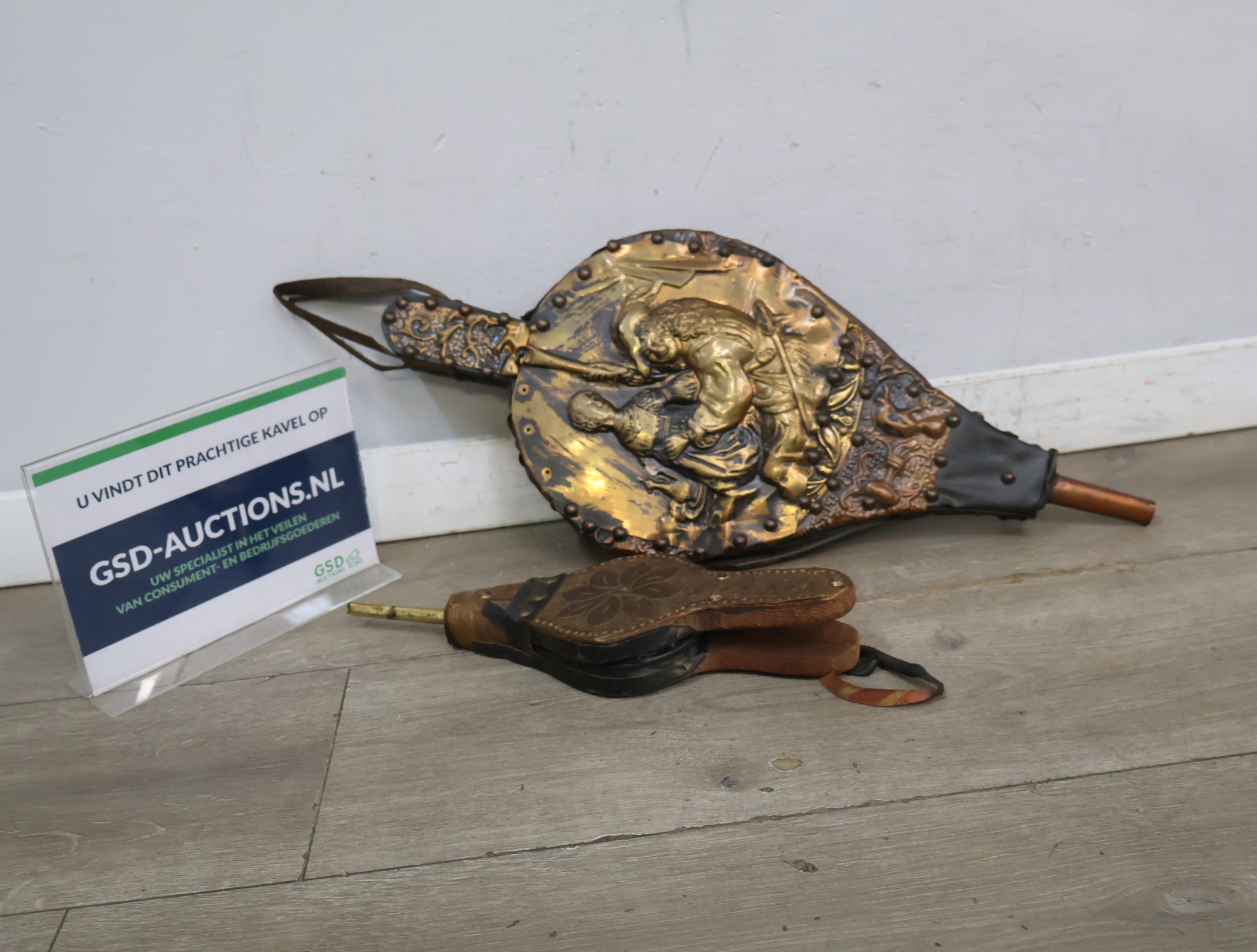 2 Antieke blaasbalgen met versiering – kavel bij GSD Auctions, Zoeterwoude