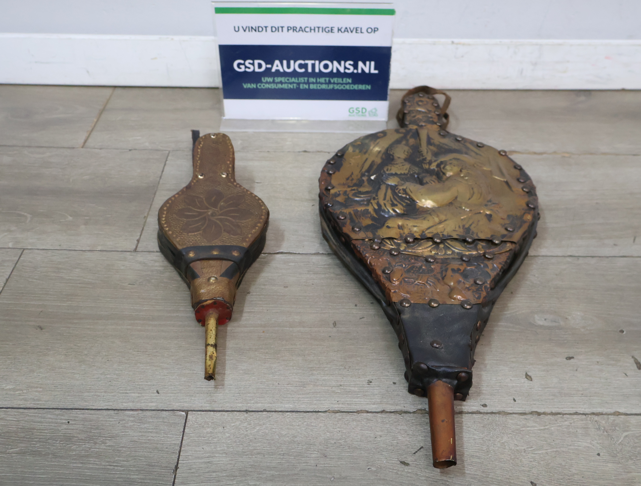 2 Antieke blaasbalgen met versiering – foto 2 – kavel bij GSD Auctions, Zoeterwoude