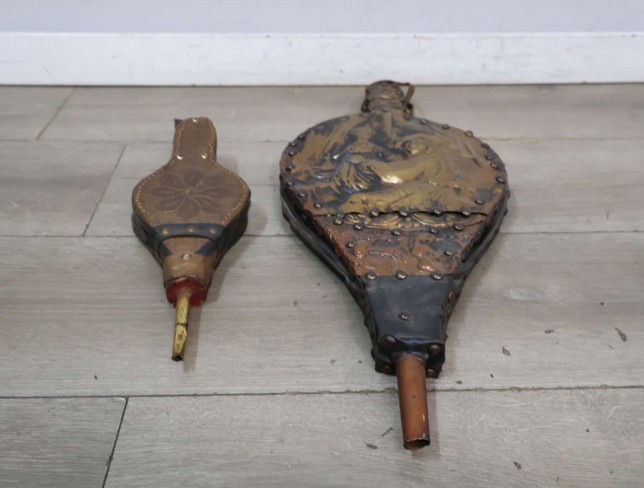2 Antieke blaasbalgen met versiering – foto 3 – kavel bij GSD Auctions, Zoeterwoude