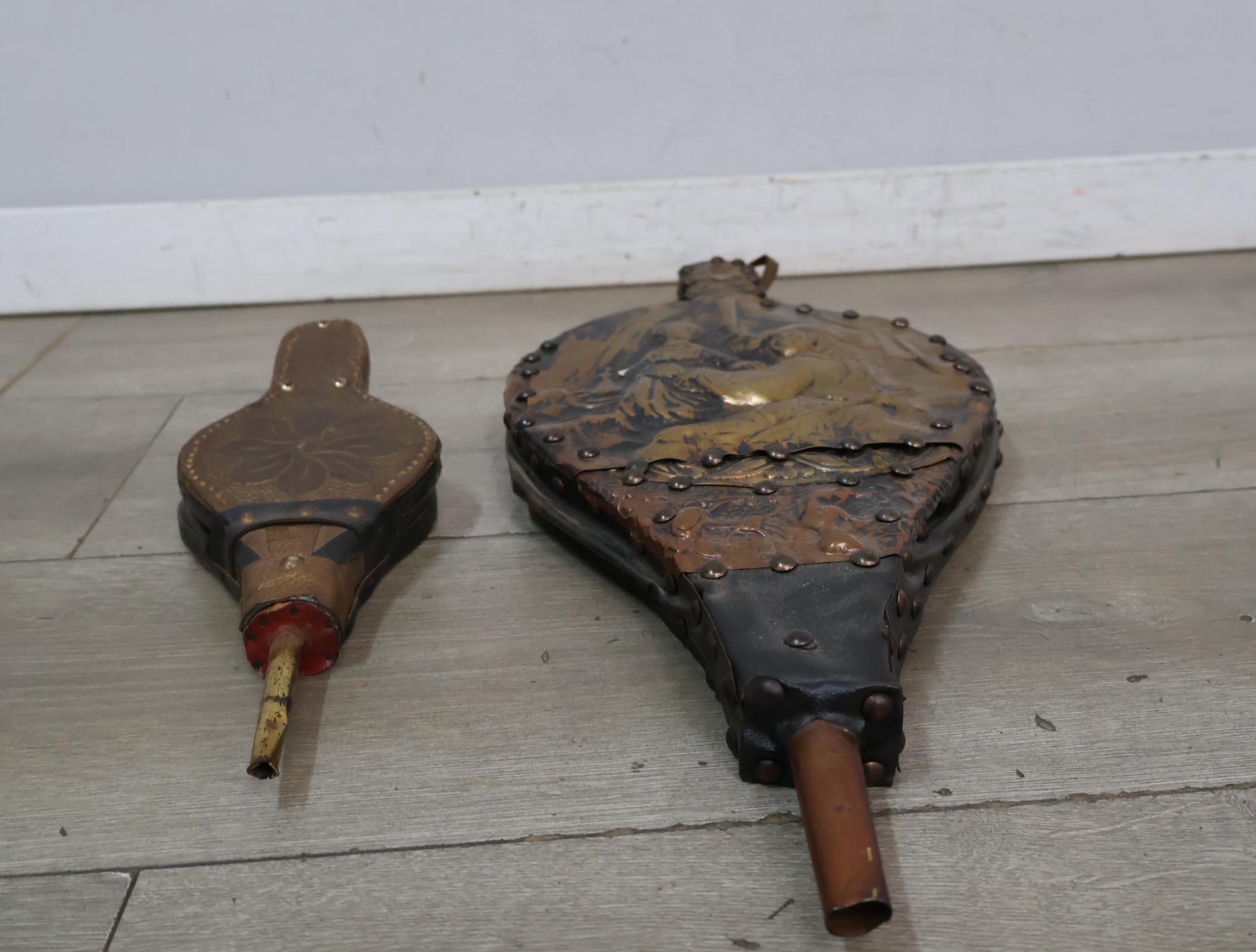 2 Antieke blaasbalgen met versiering – foto 4 – kavel bij GSD Auctions, Zoeterwoude