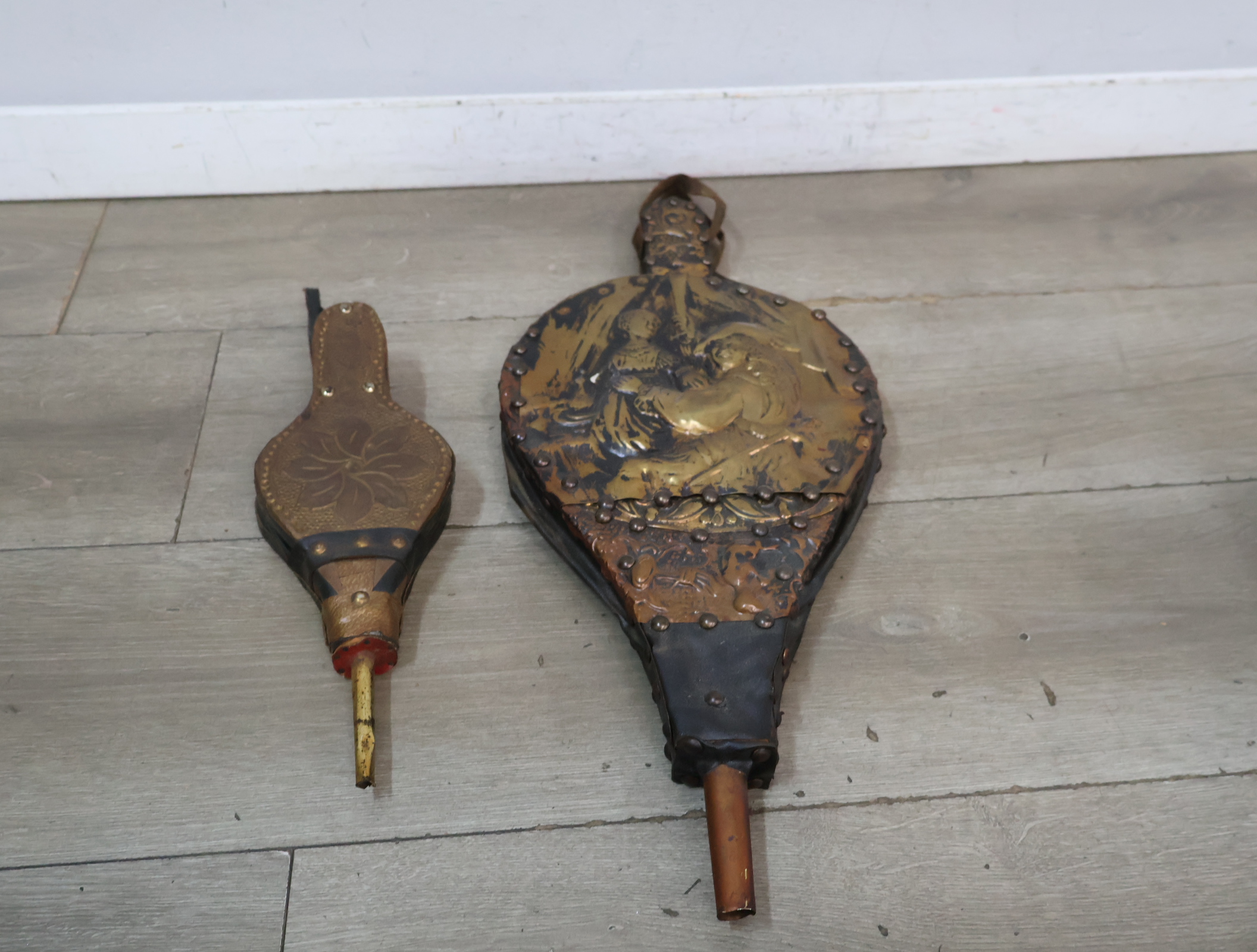 2 Antieke blaasbalgen met versiering – foto 5 – kavel bij GSD Auctions, Zoeterwoude