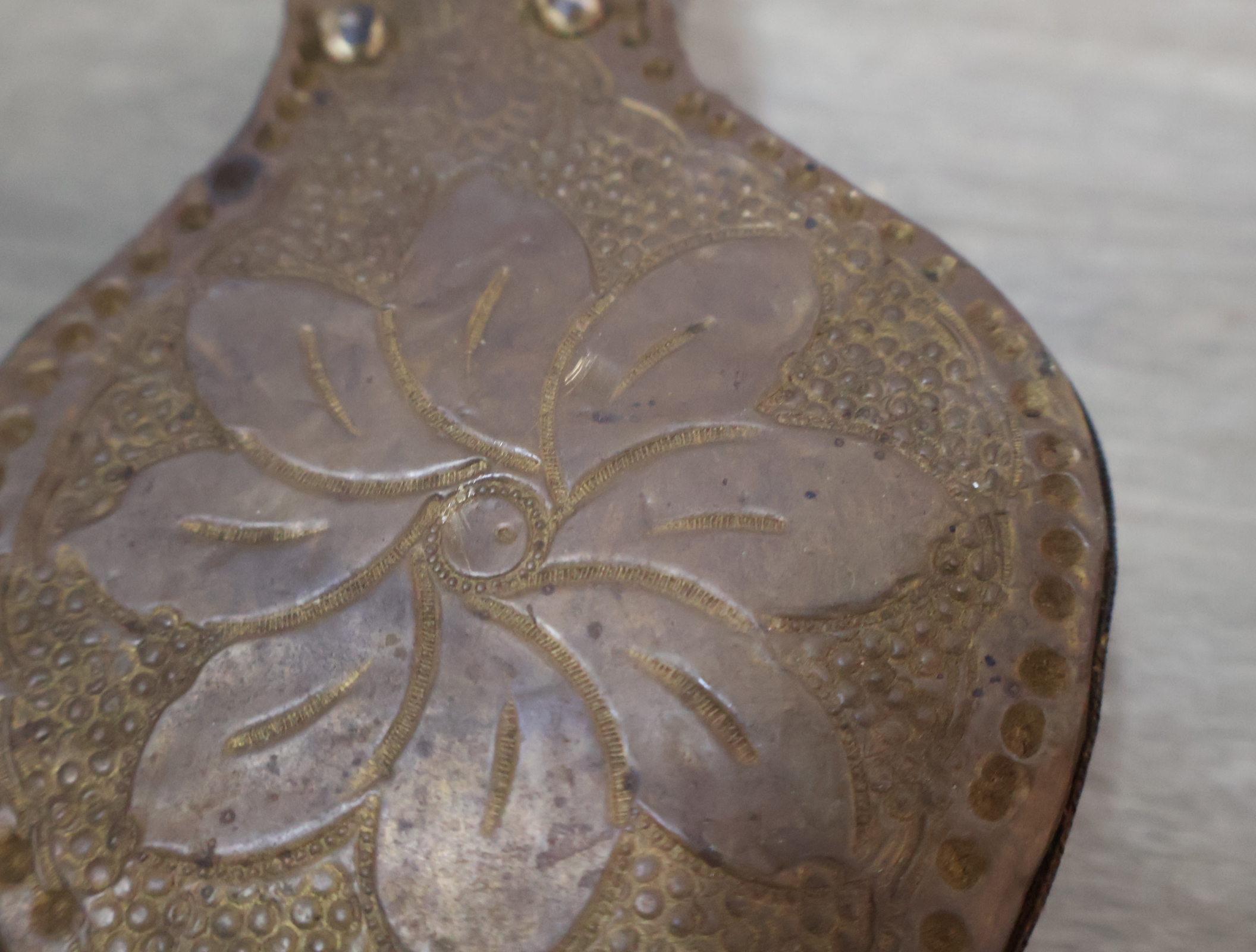 2 Antieke blaasbalgen met versiering – foto 6 – kavel bij GSD Auctions, Zoeterwoude
