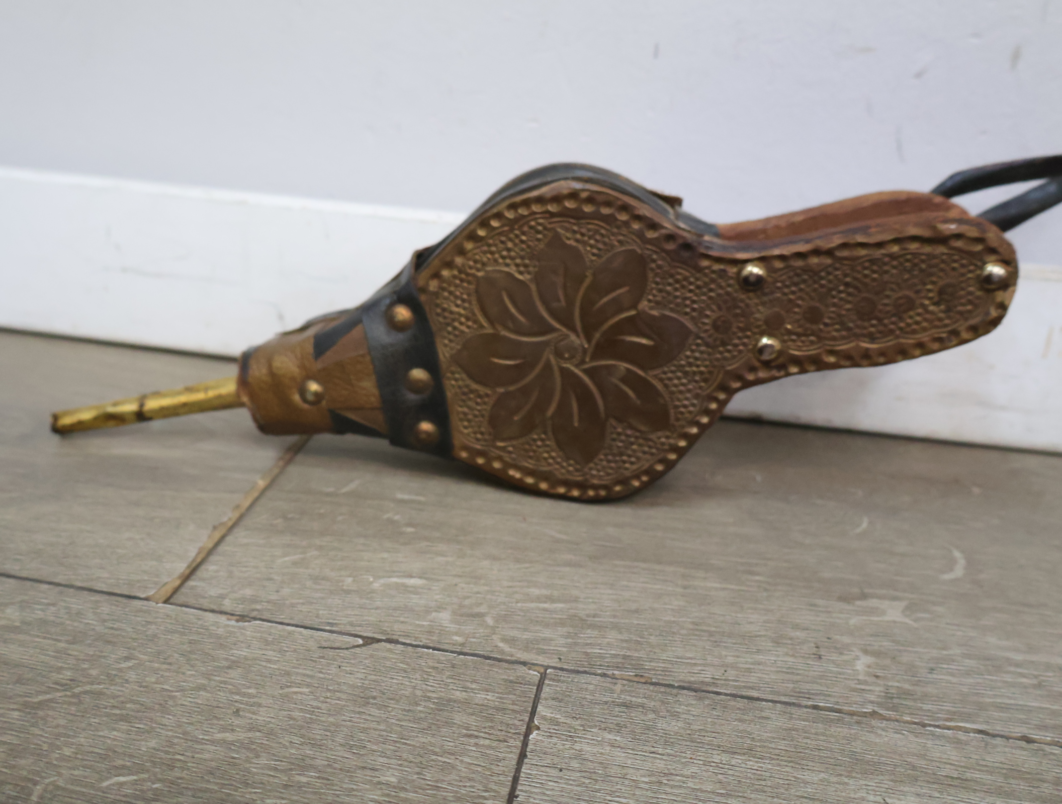 2 Antieke blaasbalgen met versiering – foto 7 – kavel bij GSD Auctions, Zoeterwoude