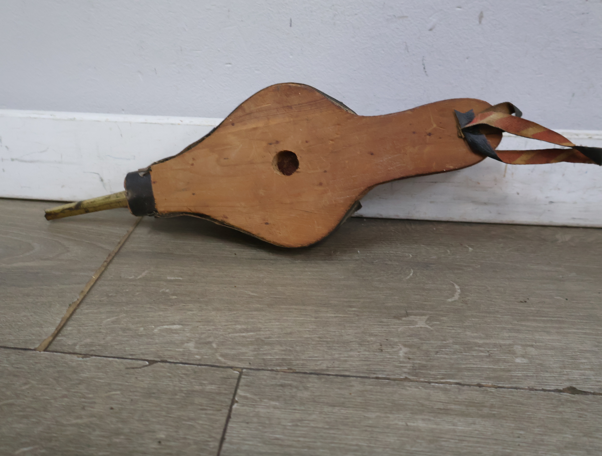 2 Antieke blaasbalgen met versiering – foto 8 – kavel bij GSD Auctions, Zoeterwoude