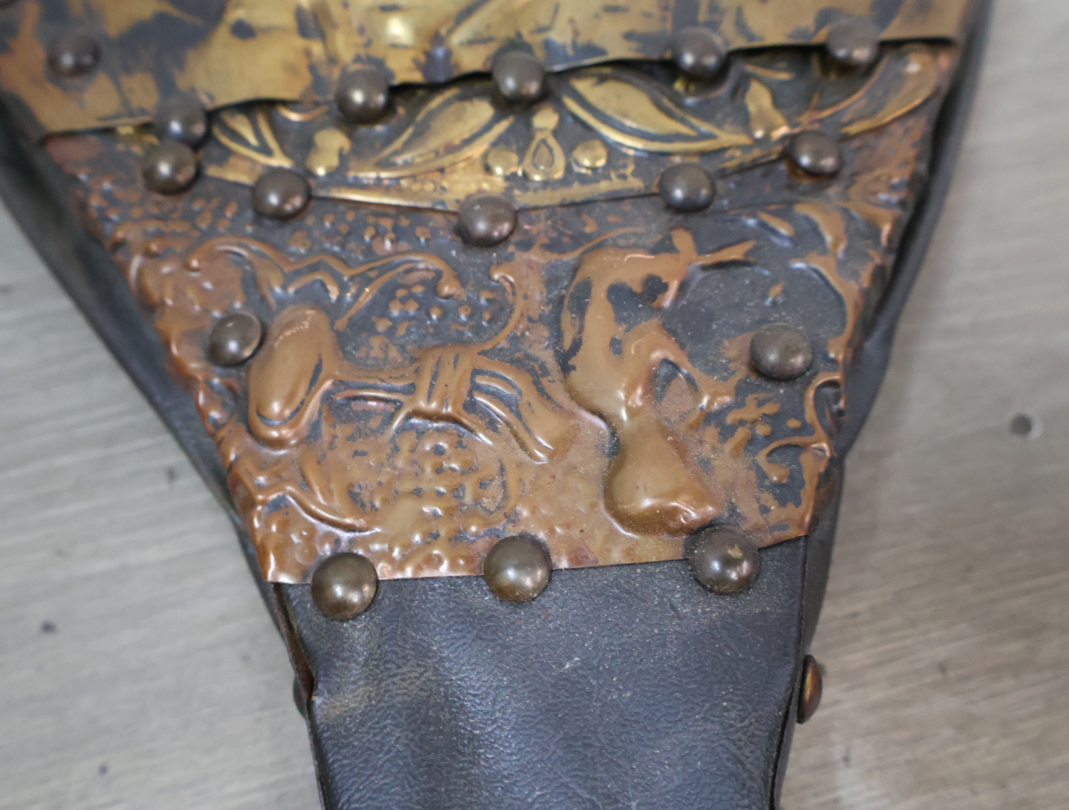 2 Antieke blaasbalgen met versiering – foto 10 – kavel bij GSD Auctions, Zoeterwoude