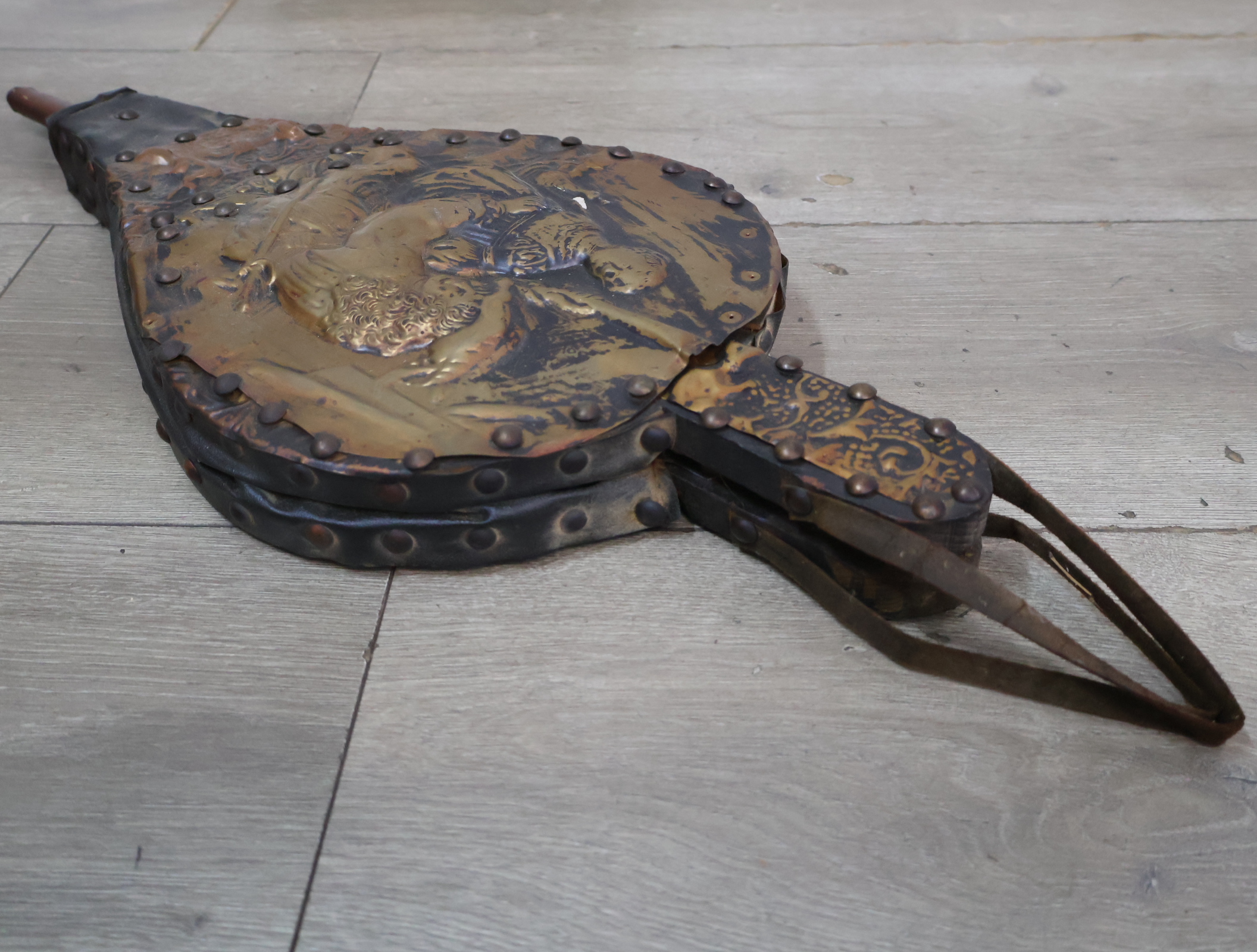 2 Antieke blaasbalgen met versiering – foto 11 – kavel bij GSD Auctions, Zoeterwoude