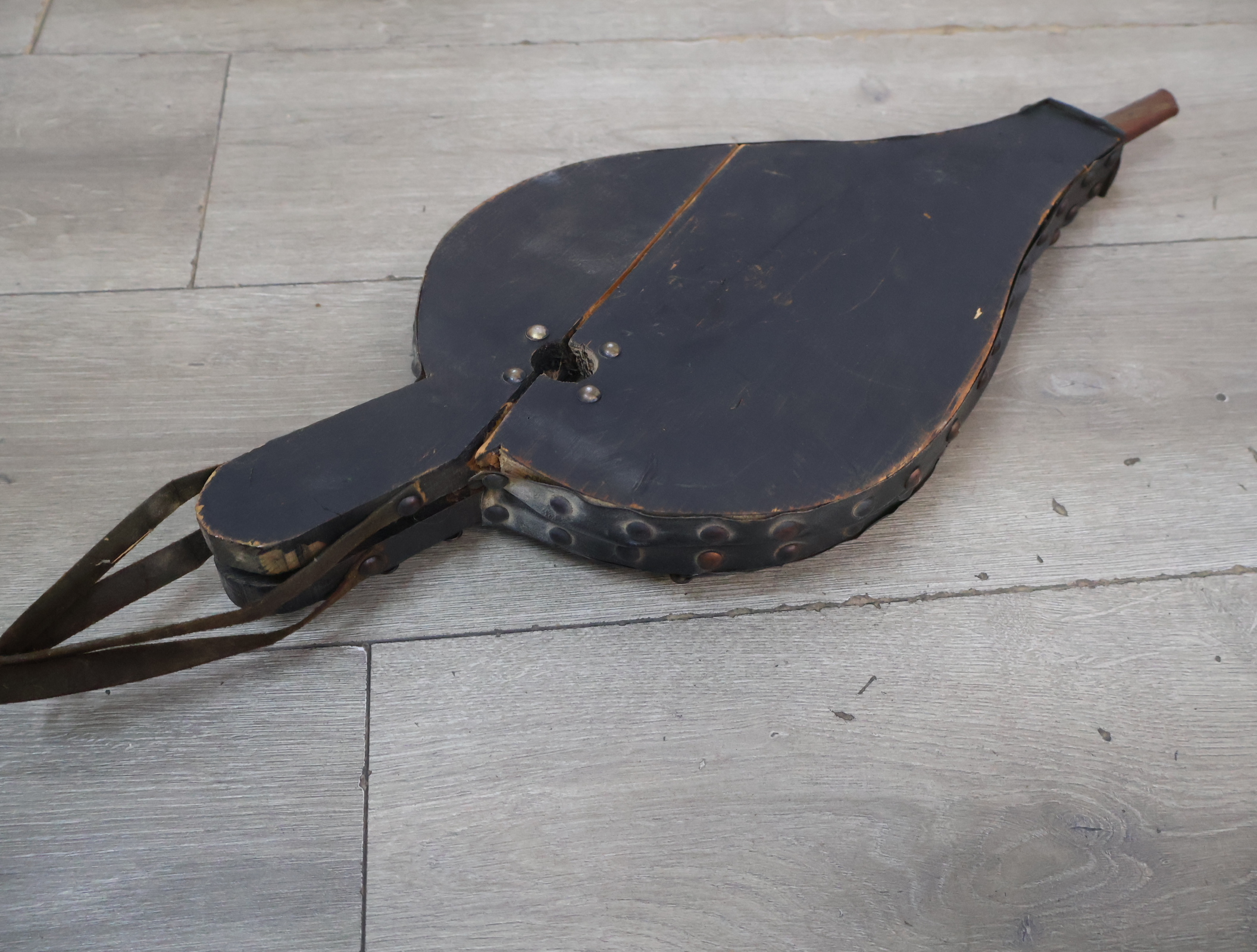 2 Antieke blaasbalgen met versiering – foto 12 – kavel bij GSD Auctions, Zoeterwoude