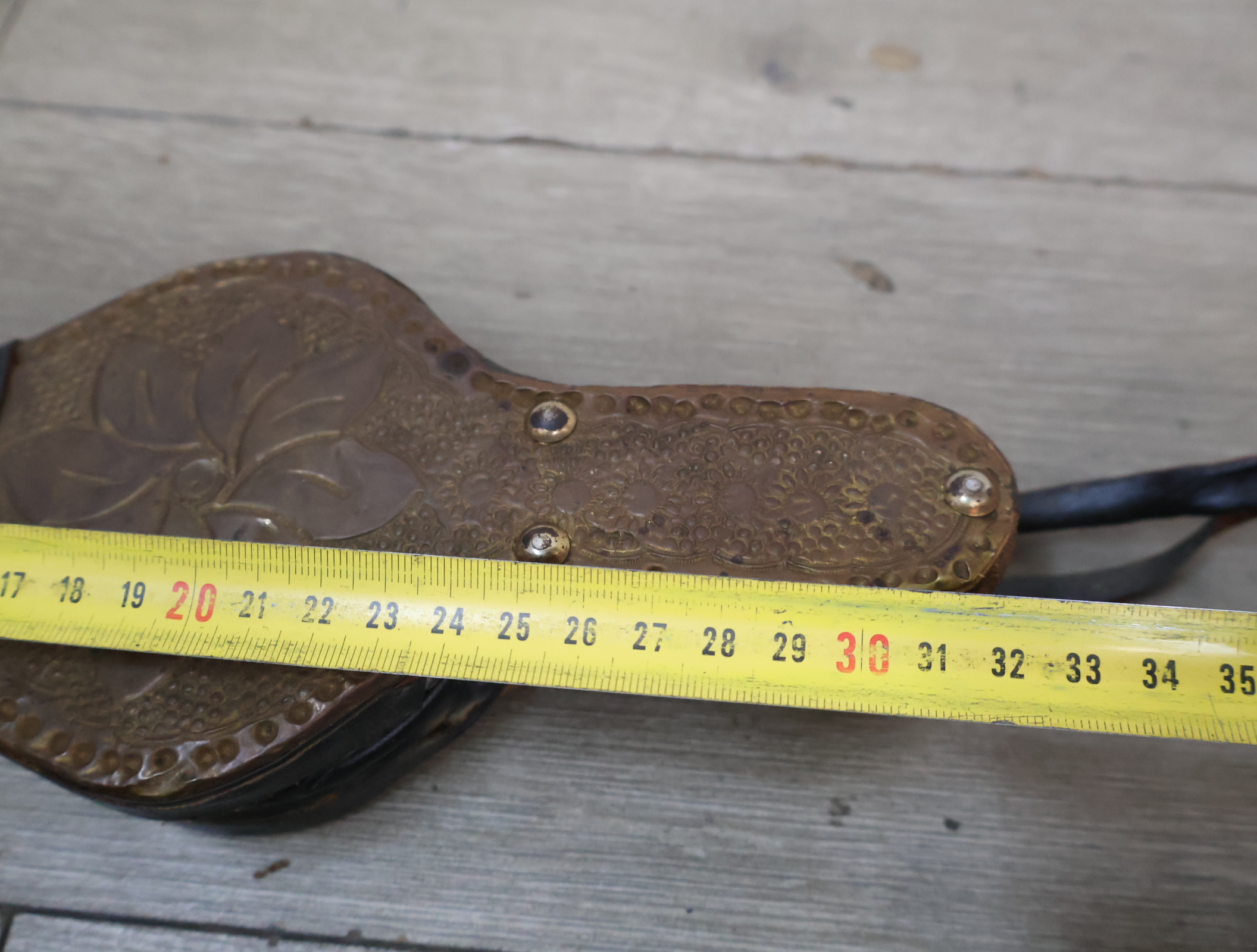 2 Antieke blaasbalgen met versiering – foto 15 – kavel bij GSD Auctions, Zoeterwoude