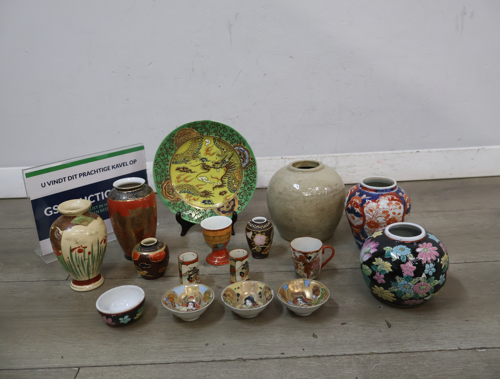 Set diverse Japanse porseleinen vazen – kavel bij GSD Auctions, Zoeterwoude