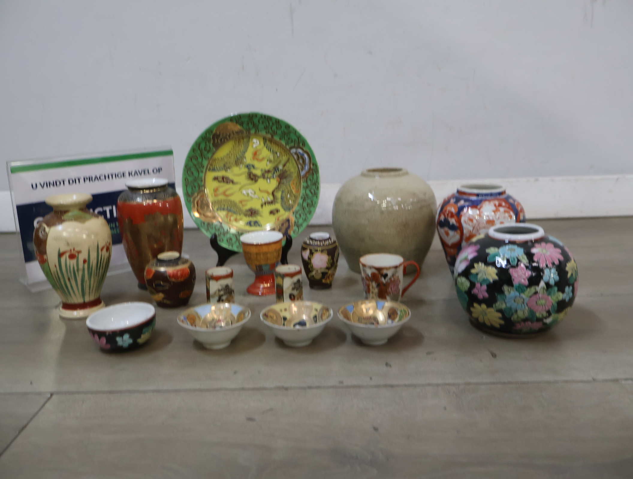 Set diverse Japanse porseleinen vazen – foto 2 – kavel bij GSD Auctions, Zoeterwoude
