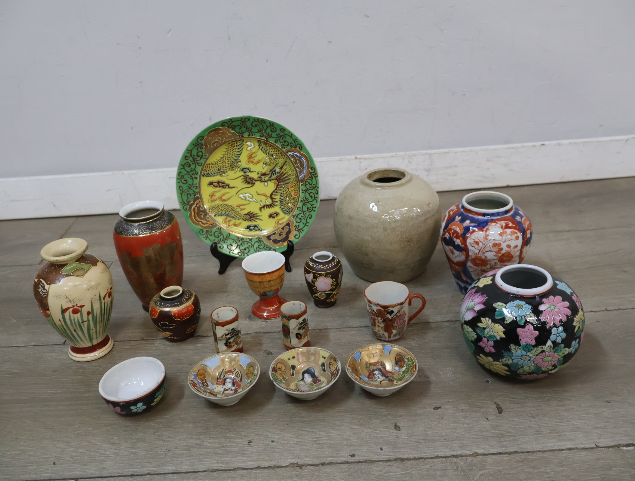 Set diverse Japanse porseleinen vazen – foto 3 – kavel bij GSD Auctions, Zoeterwoude