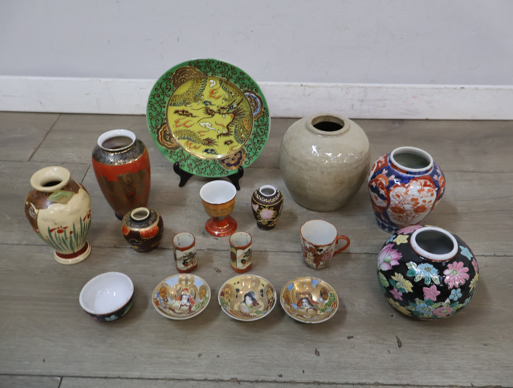 Set diverse Japanse porseleinen vazen – foto 4 – kavel bij GSD Auctions, Zoeterwoude