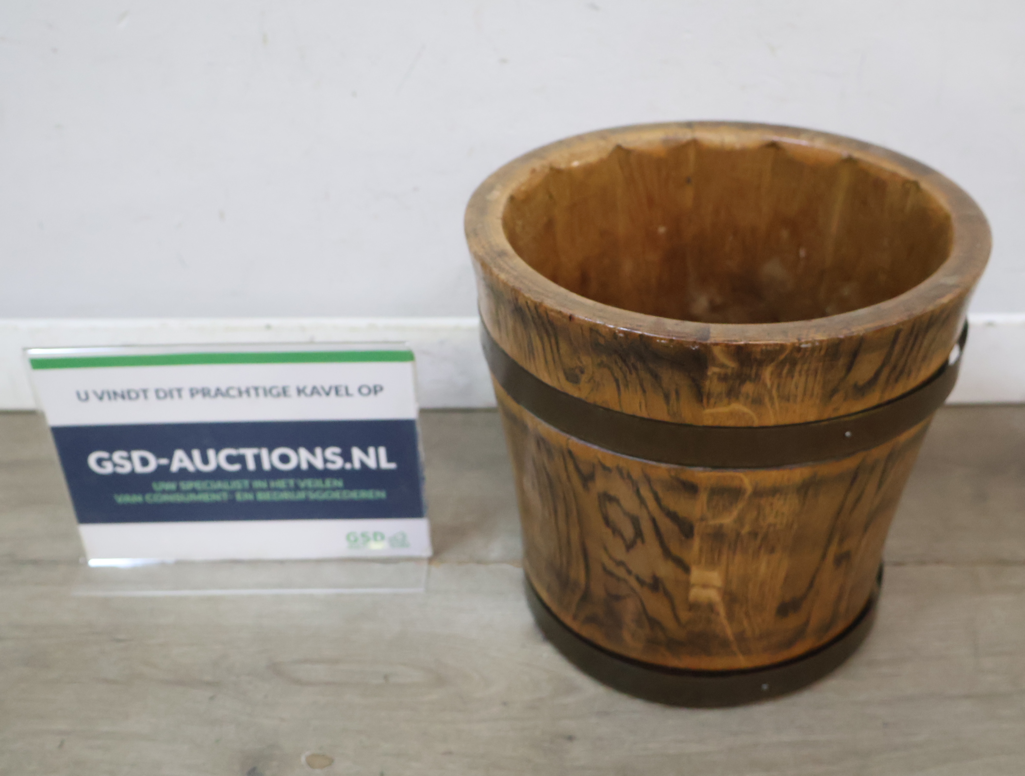 Houten halfronde bloempot met metalen banden – foto 2 – kavel bij GSD Auctions, Zoeterwoude