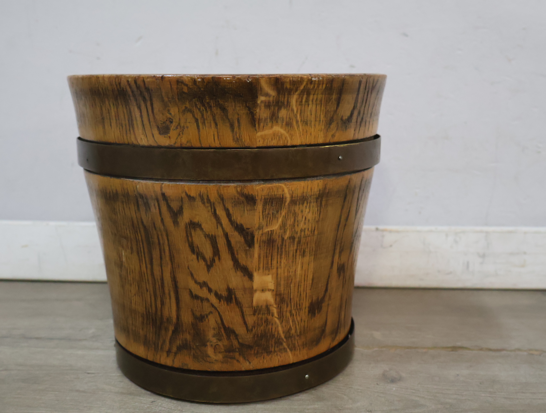 Houten halfronde bloempot met metalen banden – foto 3 – kavel bij GSD Auctions, Zoeterwoude