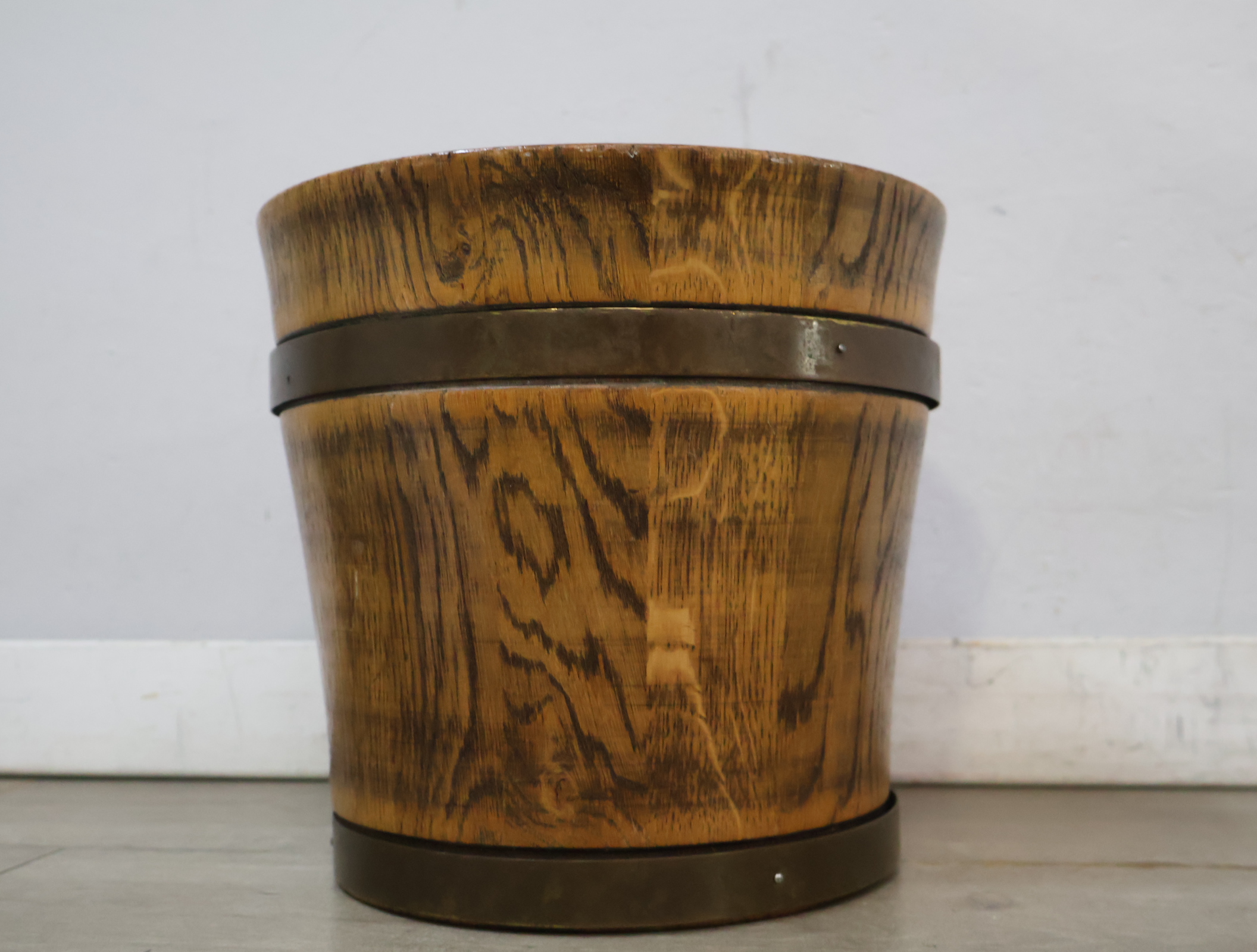 Houten halfronde bloempot met metalen banden – foto 4 – kavel bij GSD Auctions, Zoeterwoude